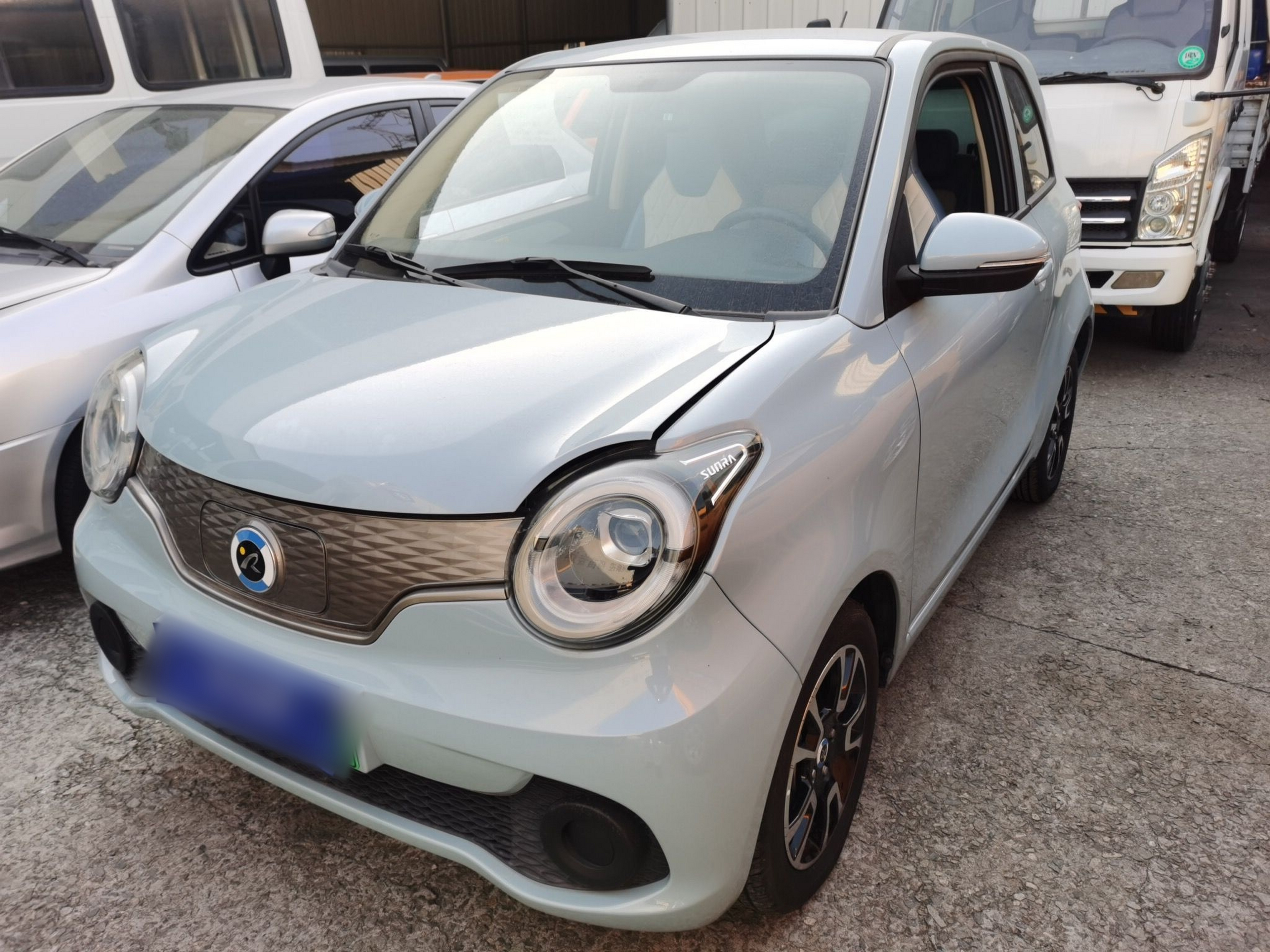 تحت مقدمة السيارة