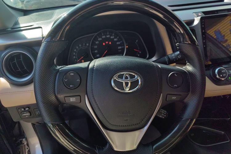 Used Toyota RAV4 2016 2.0L CVT Two-Wheel Drive Fashion Edition China V Standard
