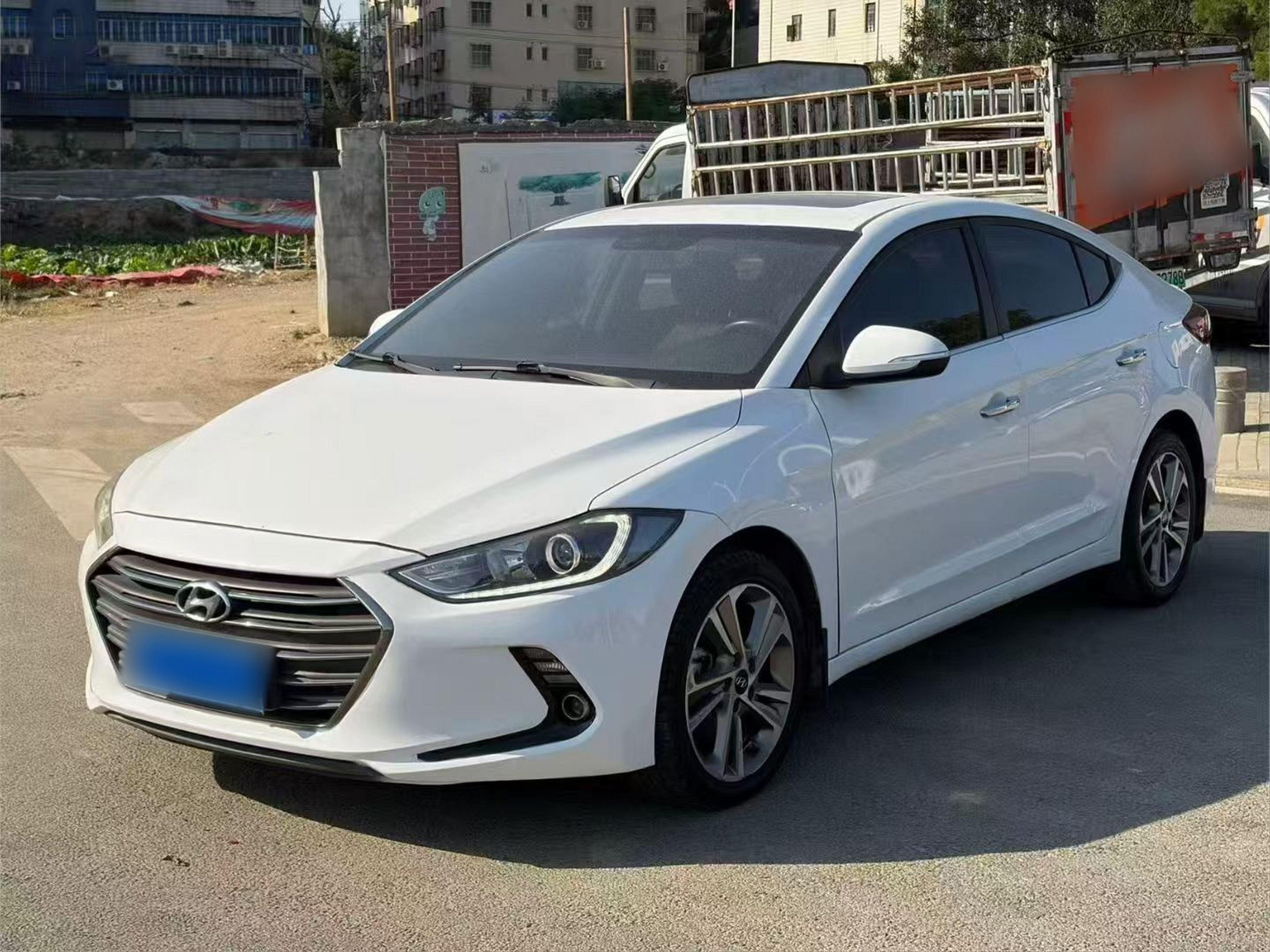 Под передней частью автомобиля