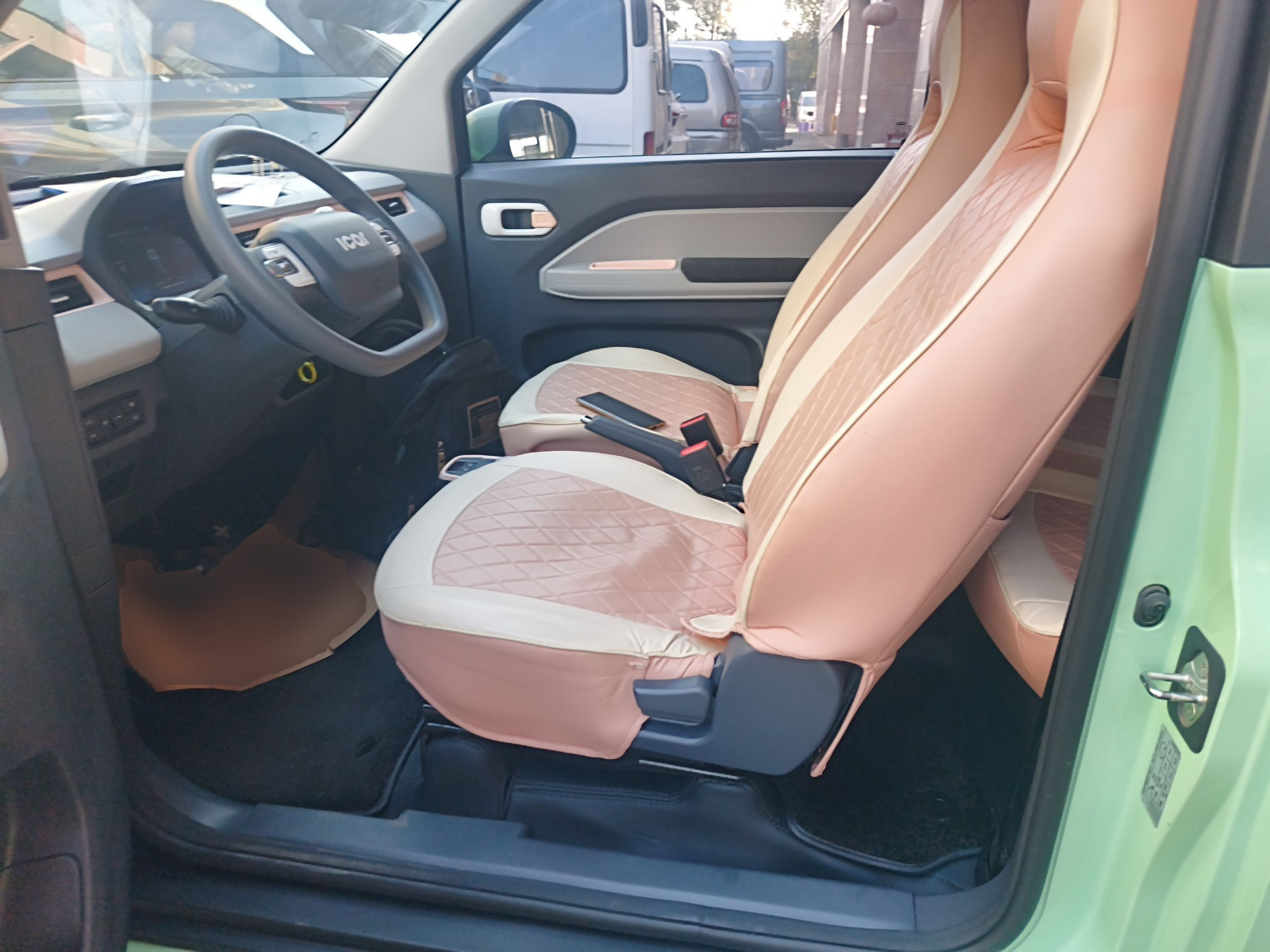 المقاعد الأمامية داخل السيارة