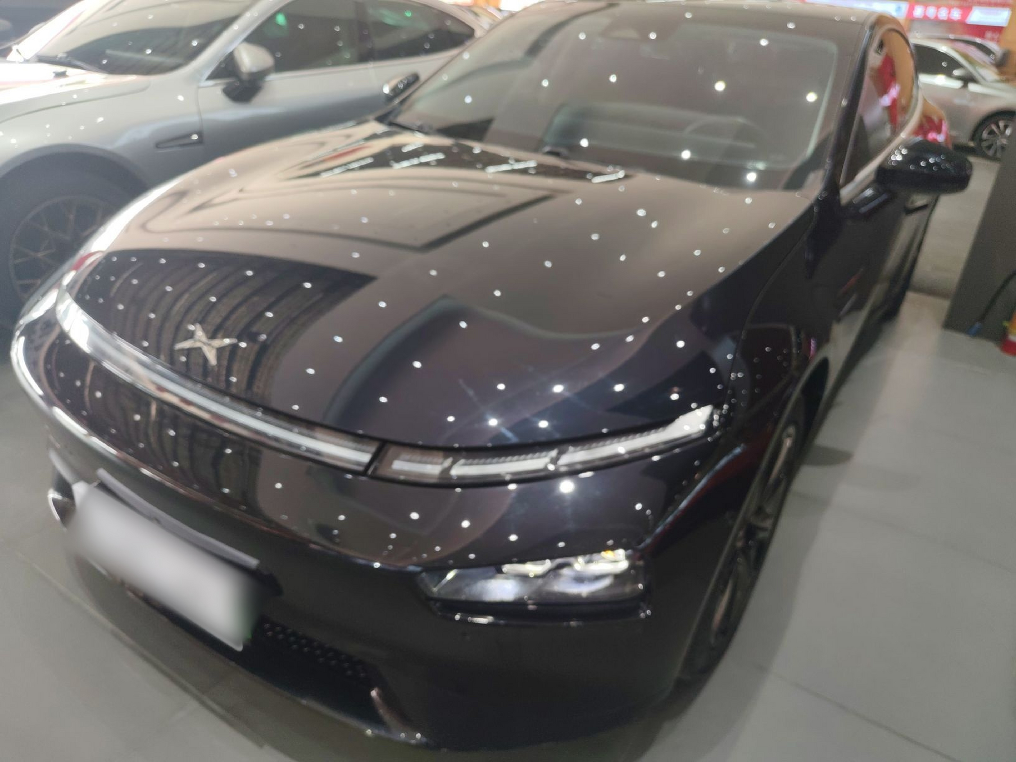 تحت مقدمة السيارة