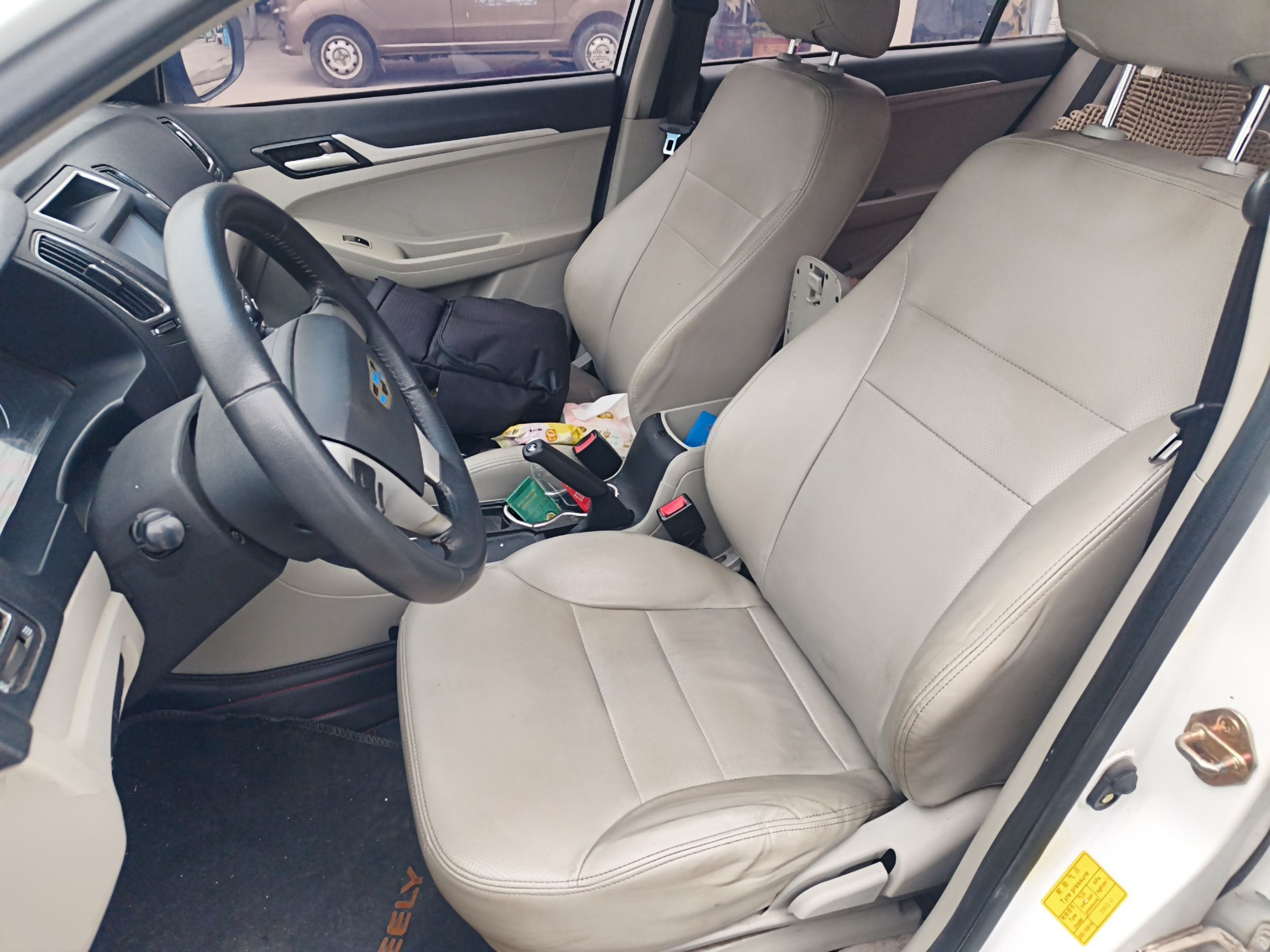 Переднее сиденье в автомобиле