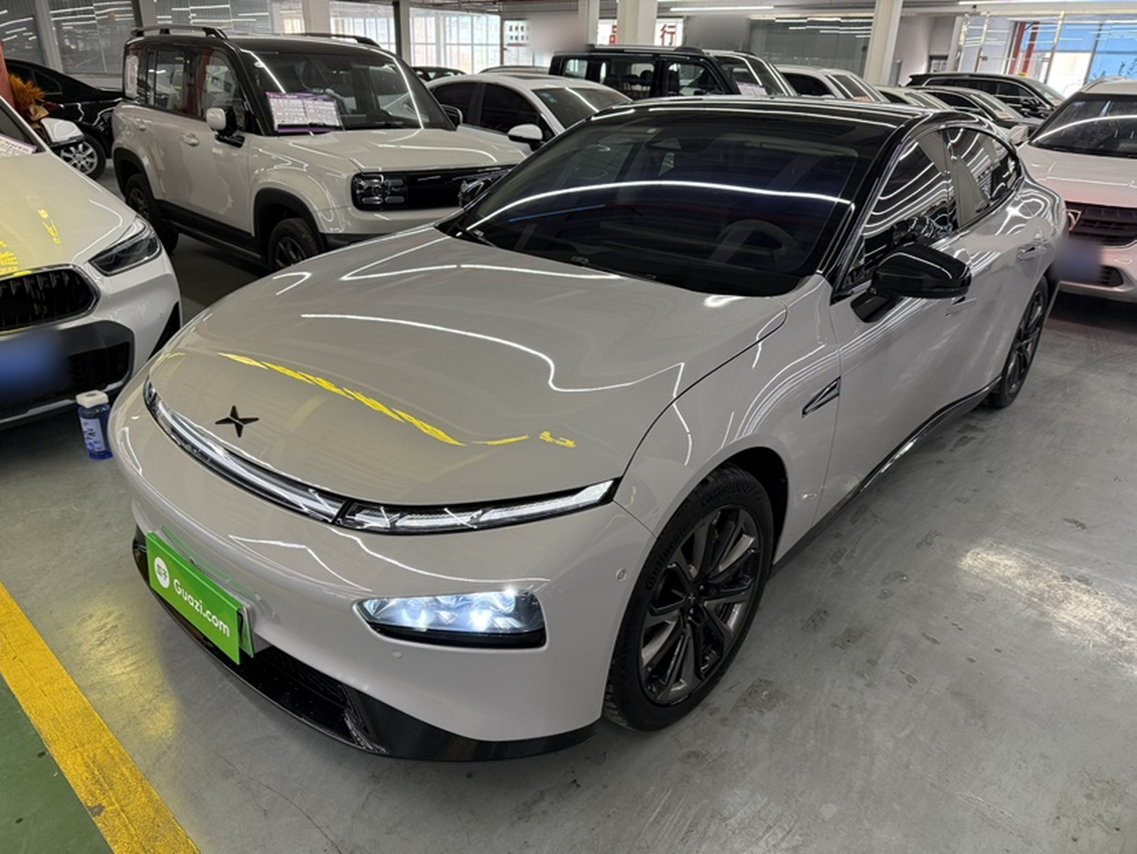 Под передней частью автомобиля