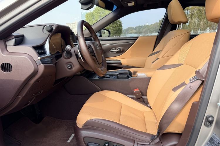 Used Lexus ES 2020 300h Premier Edition
