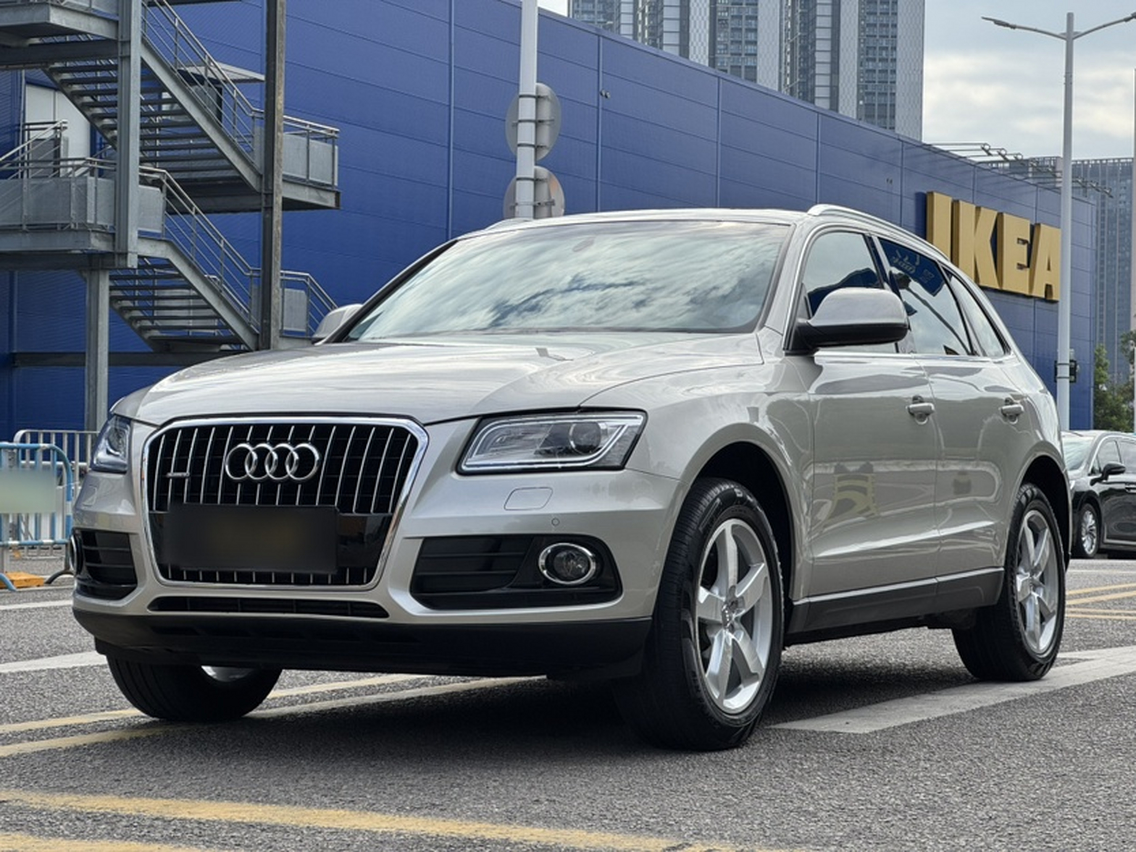 Под передней частью автомобиля