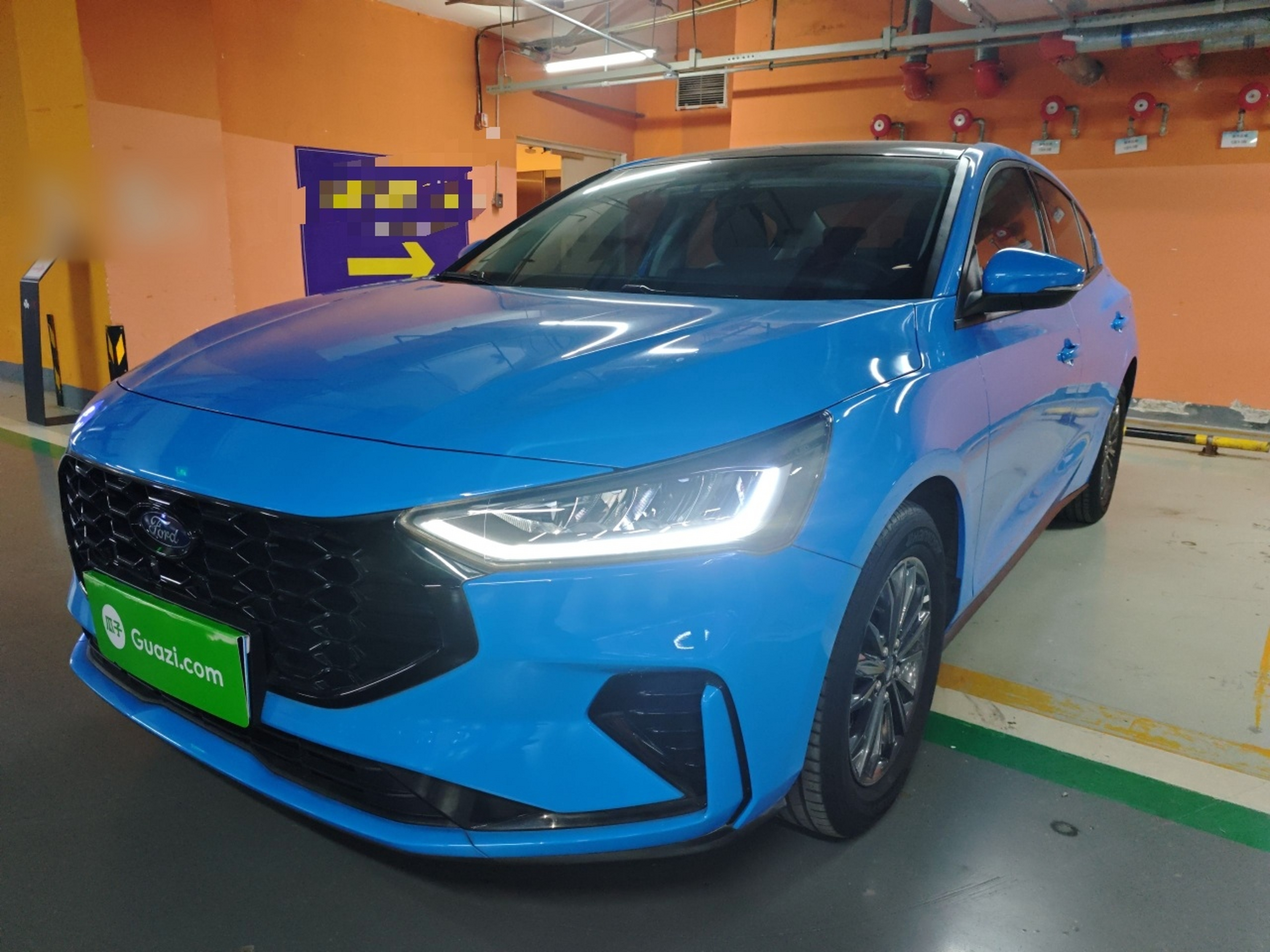 تحت مقدمة السيارة