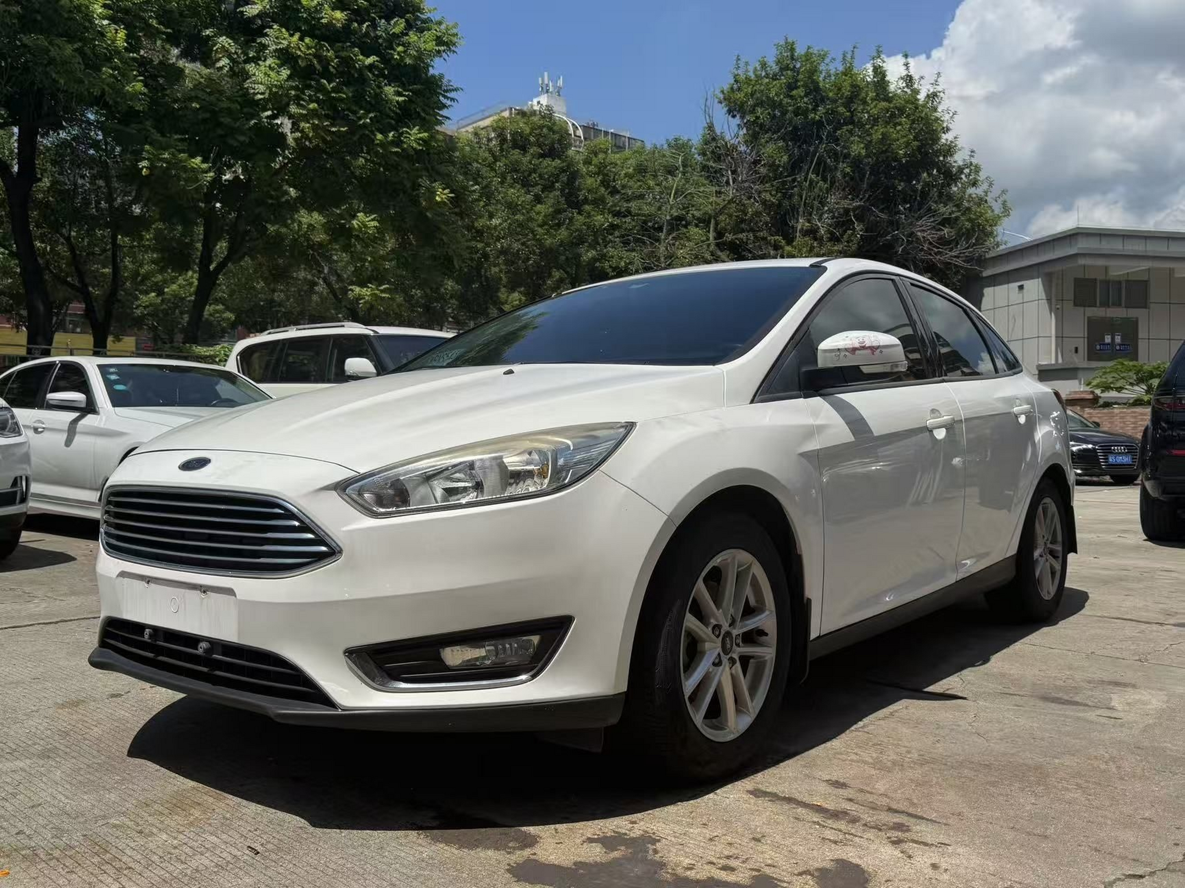 Под передней частью автомобиля