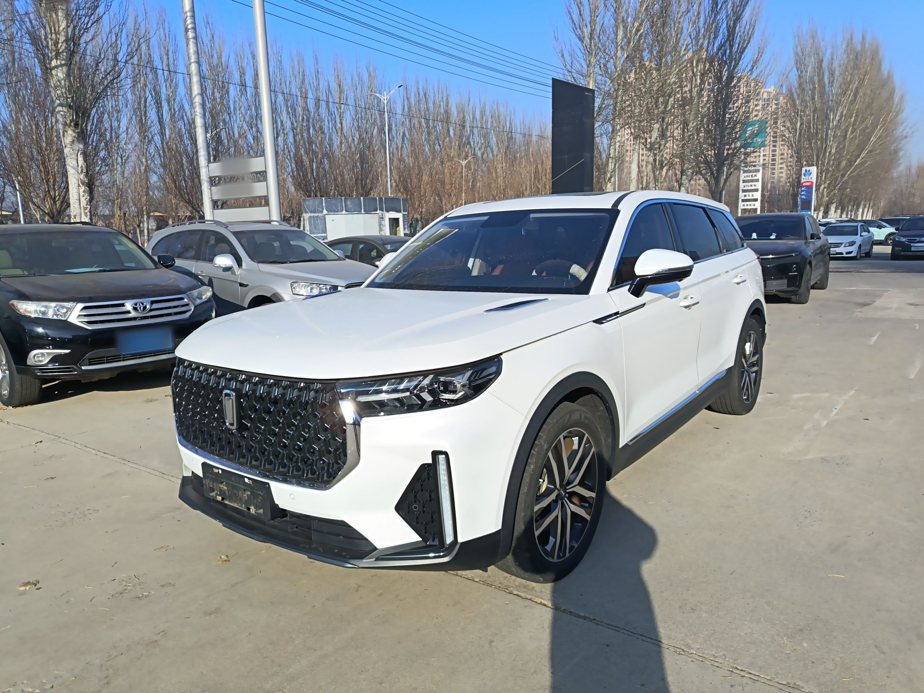 Под передней частью автомобиля