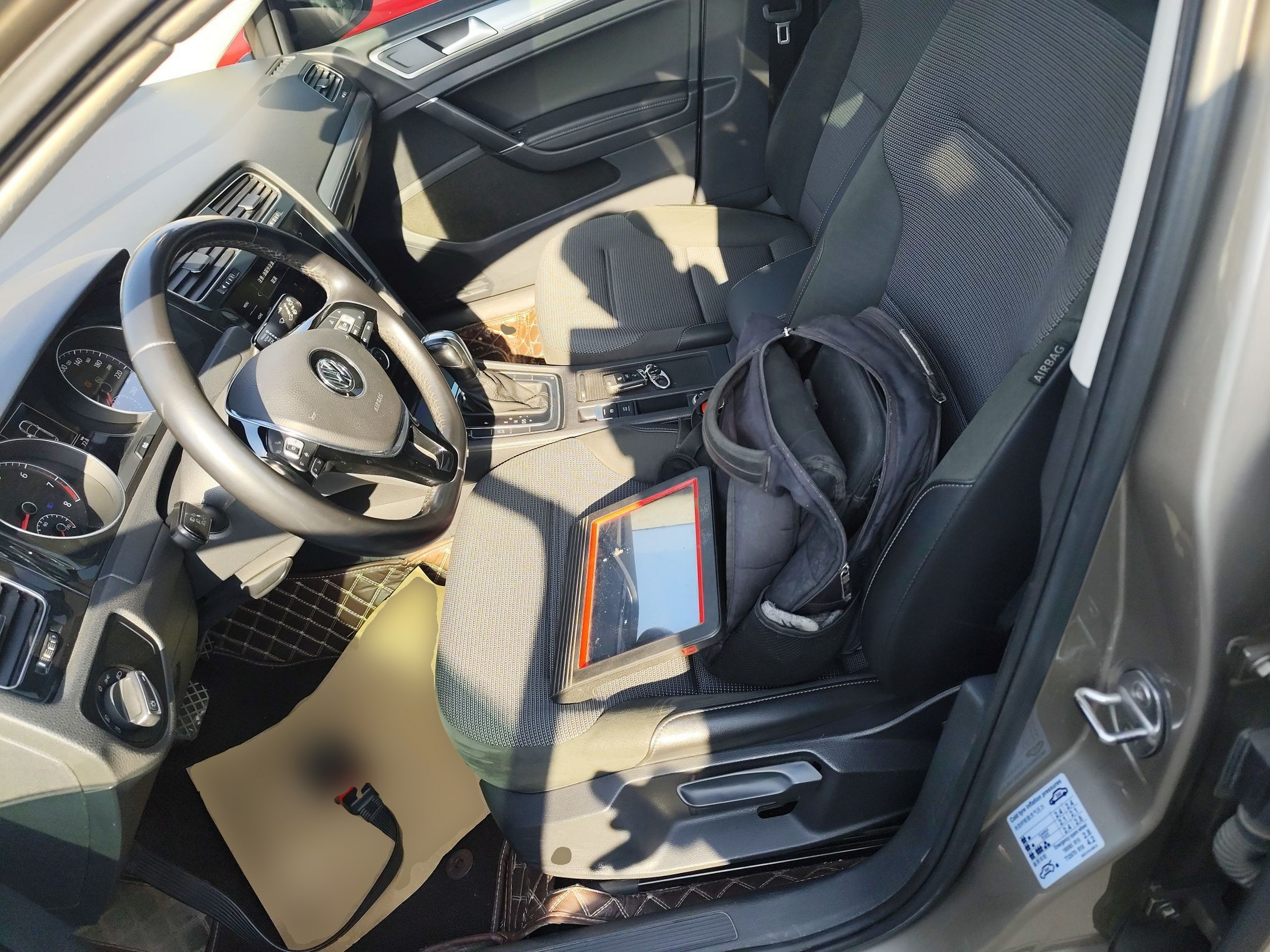 المقاعد الأمامية داخل السيارة