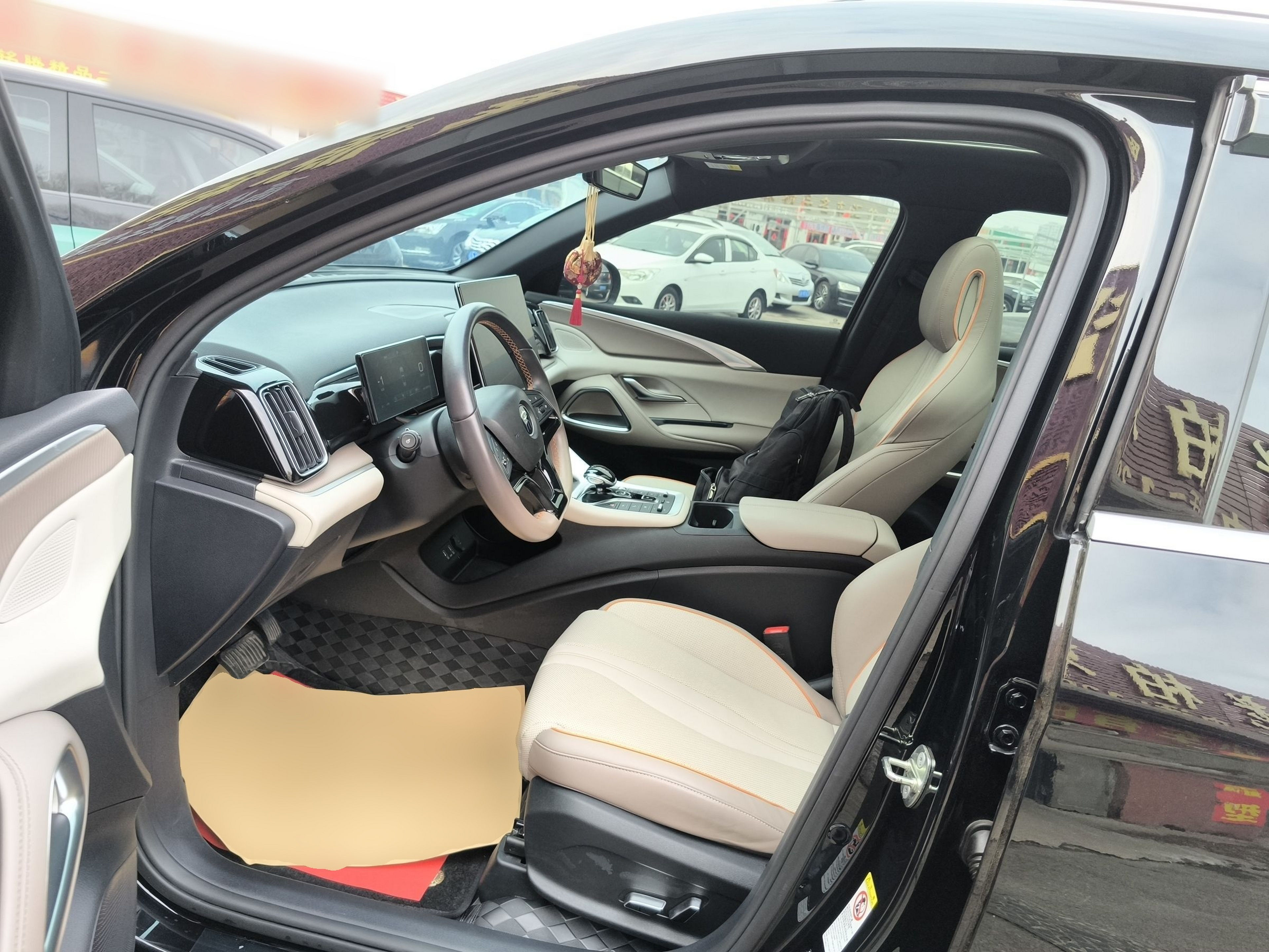 المقاعد الأمامية داخل السيارة