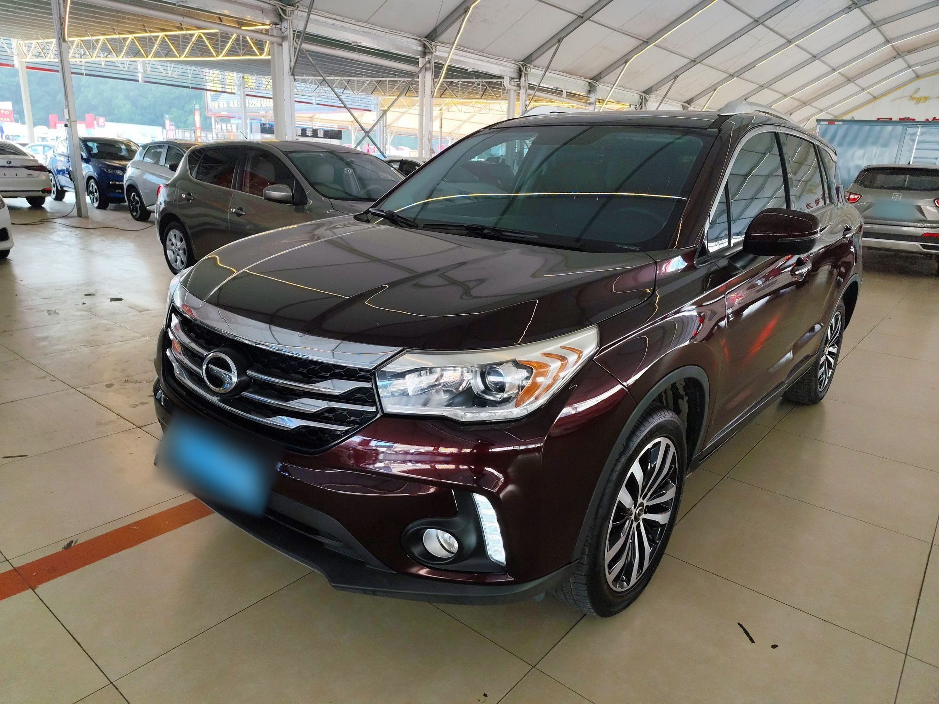 تحت مقدمة السيارة