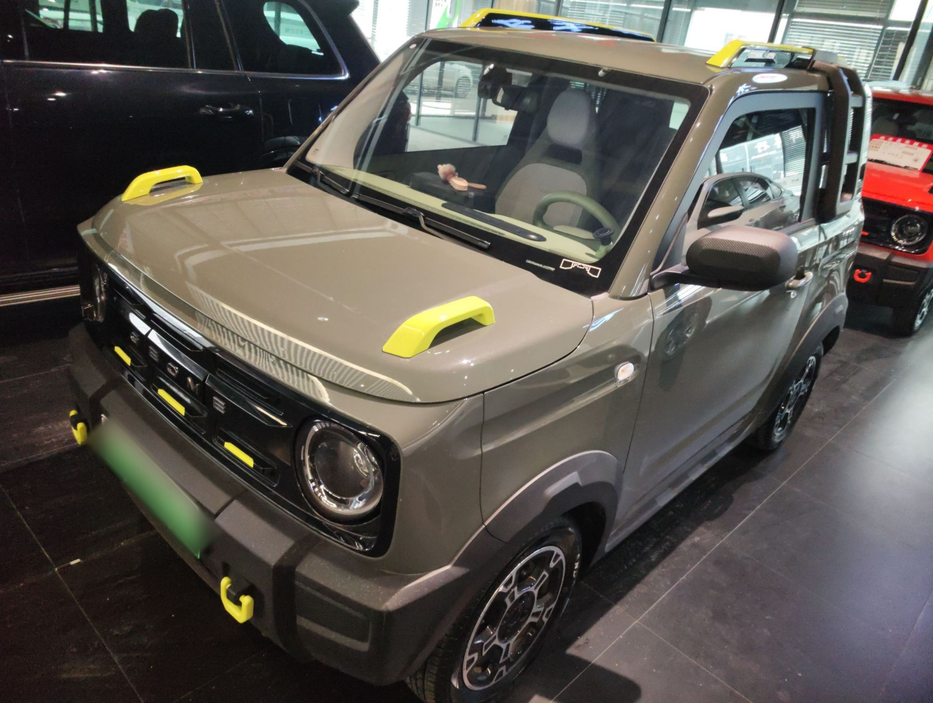 تحت مقدمة السيارة