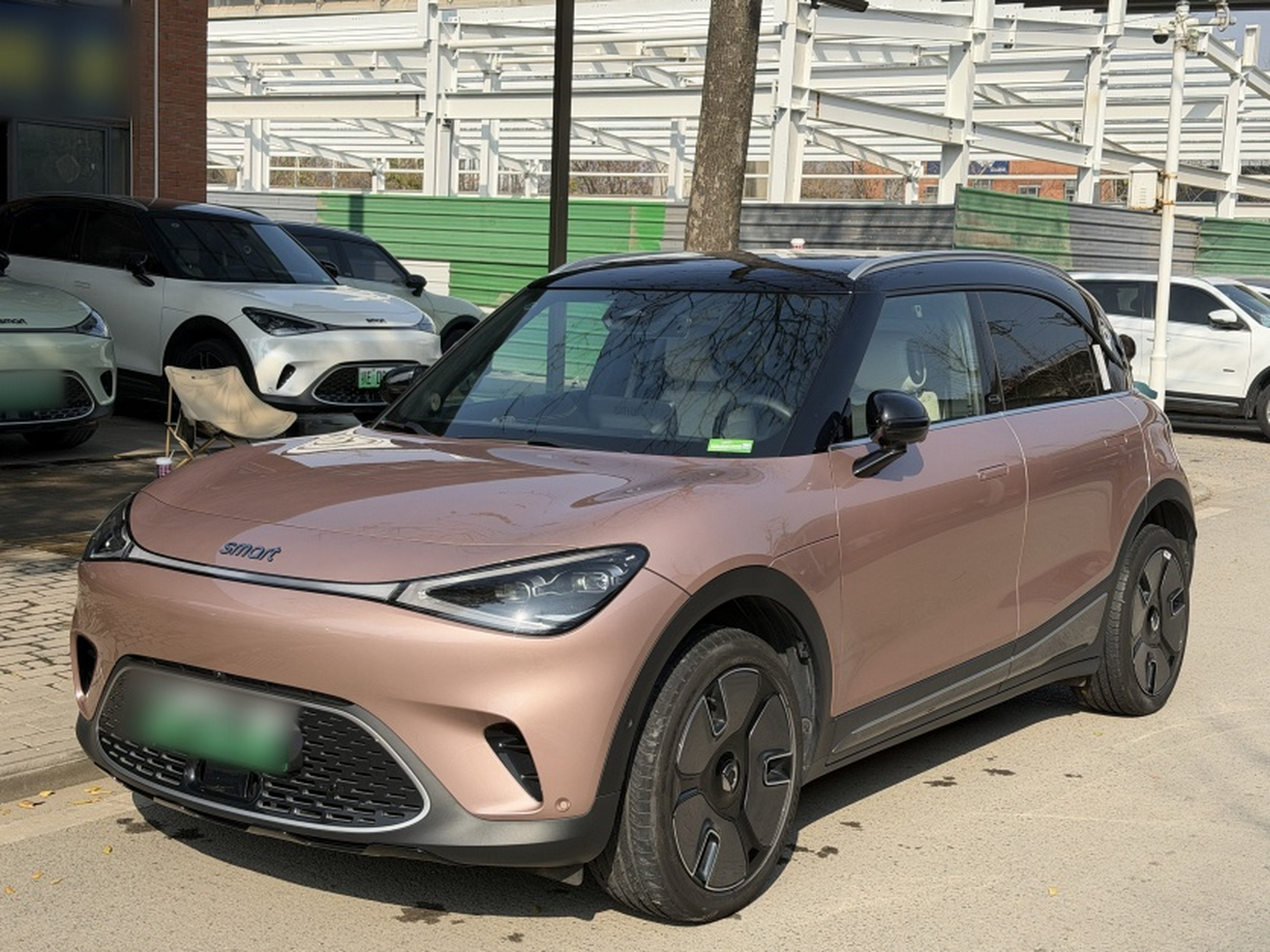 Под передней частью автомобиля