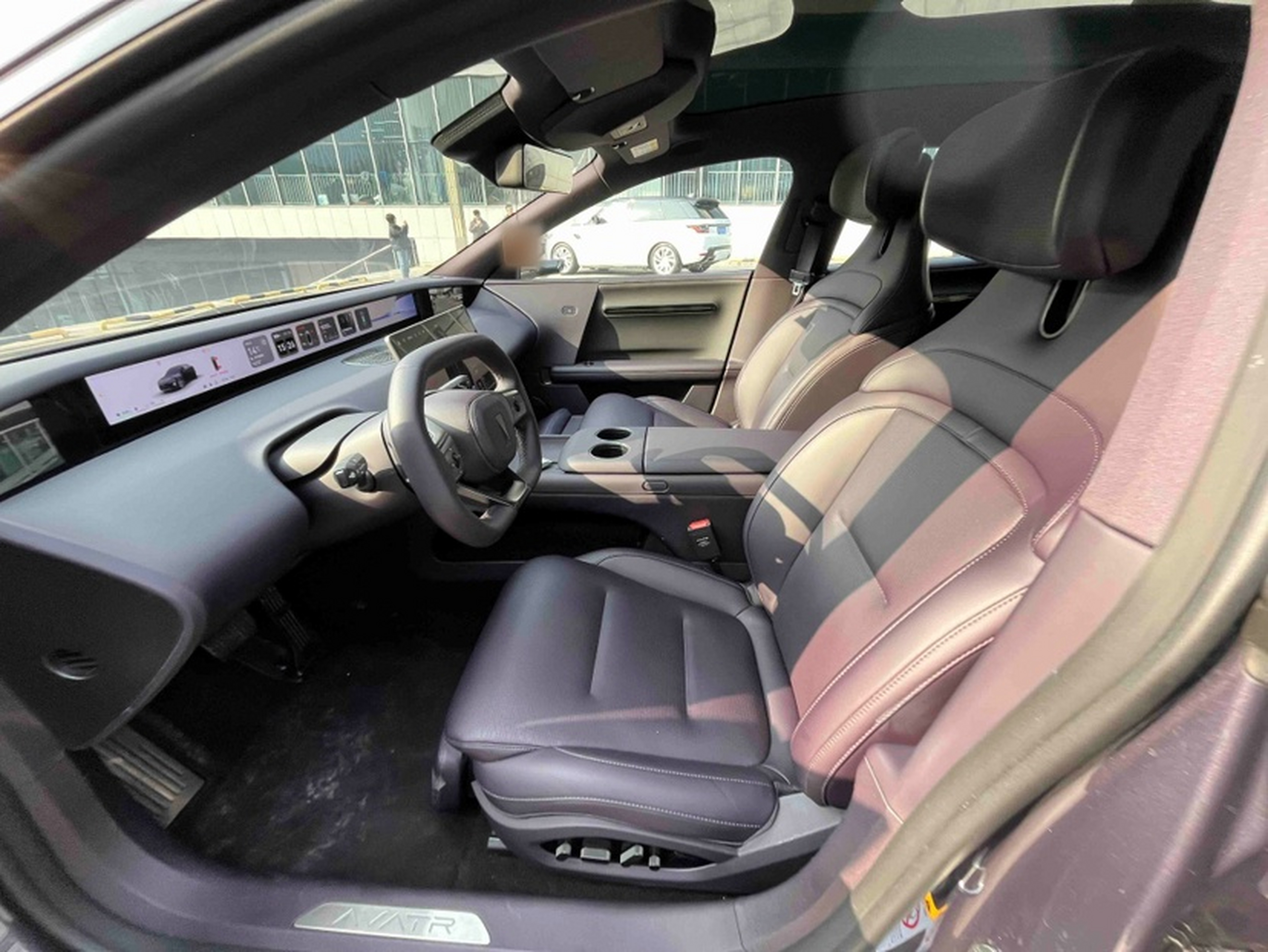 المقاعد الأمامية داخل السيارة