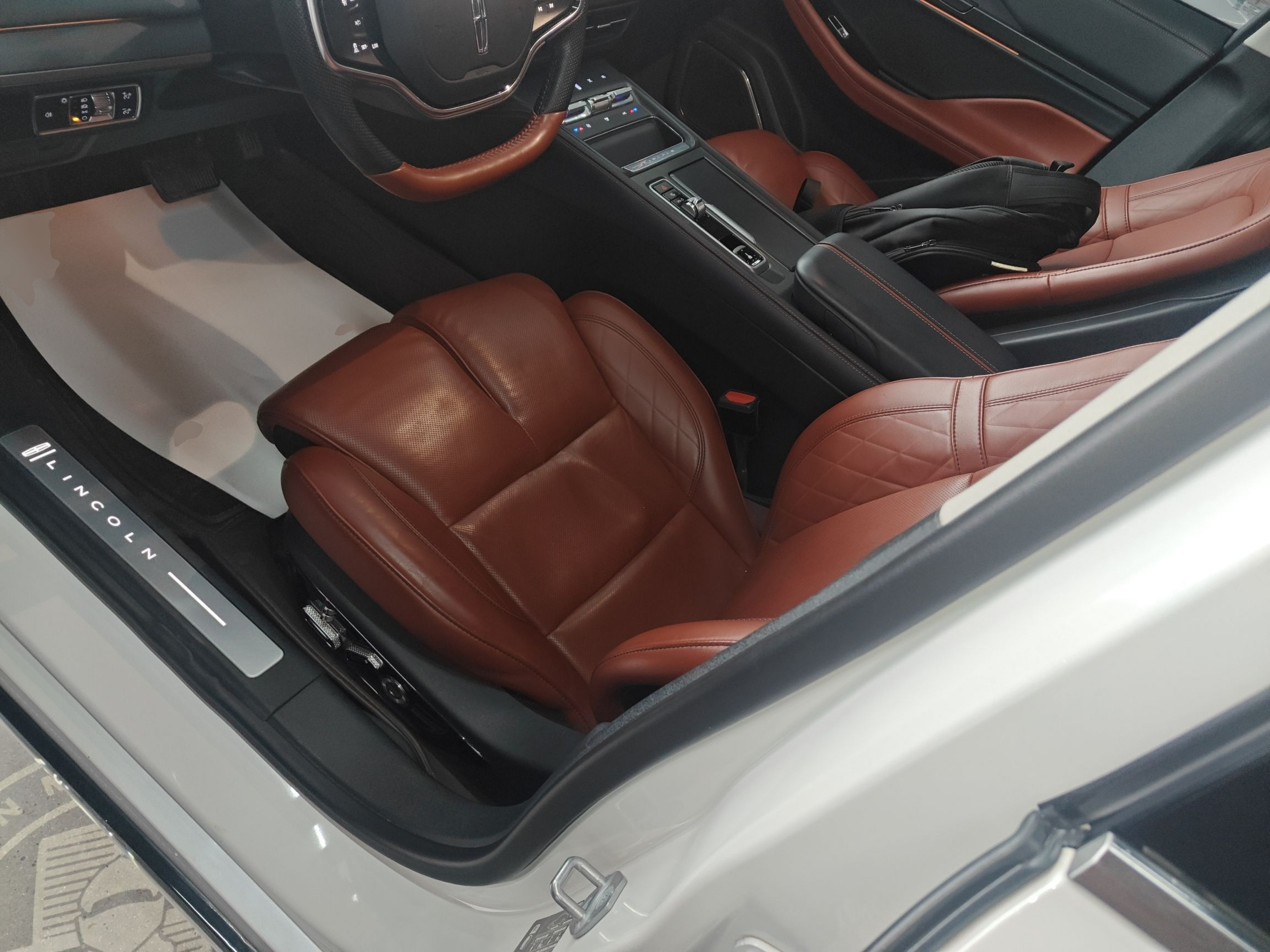 المقاعد الأمامية داخل السيارة