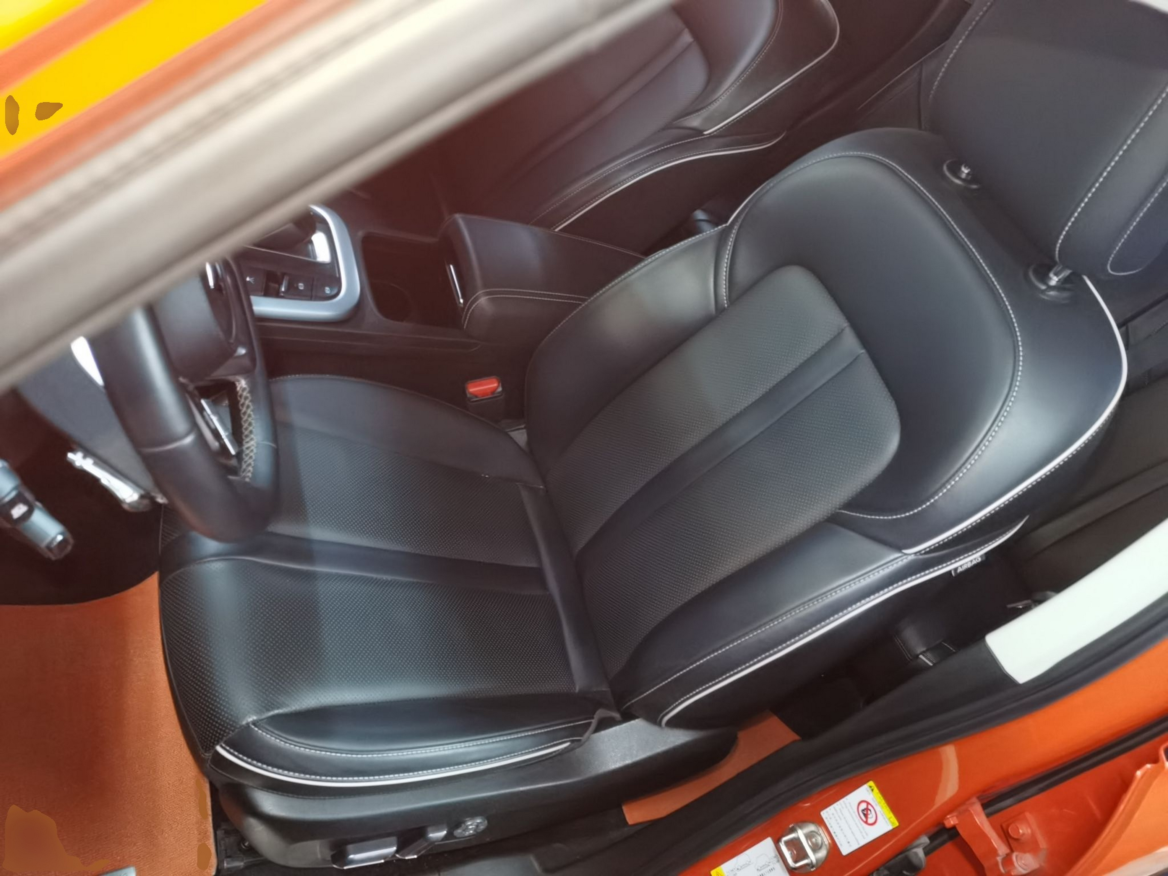 المقاعد الأمامية داخل السيارة