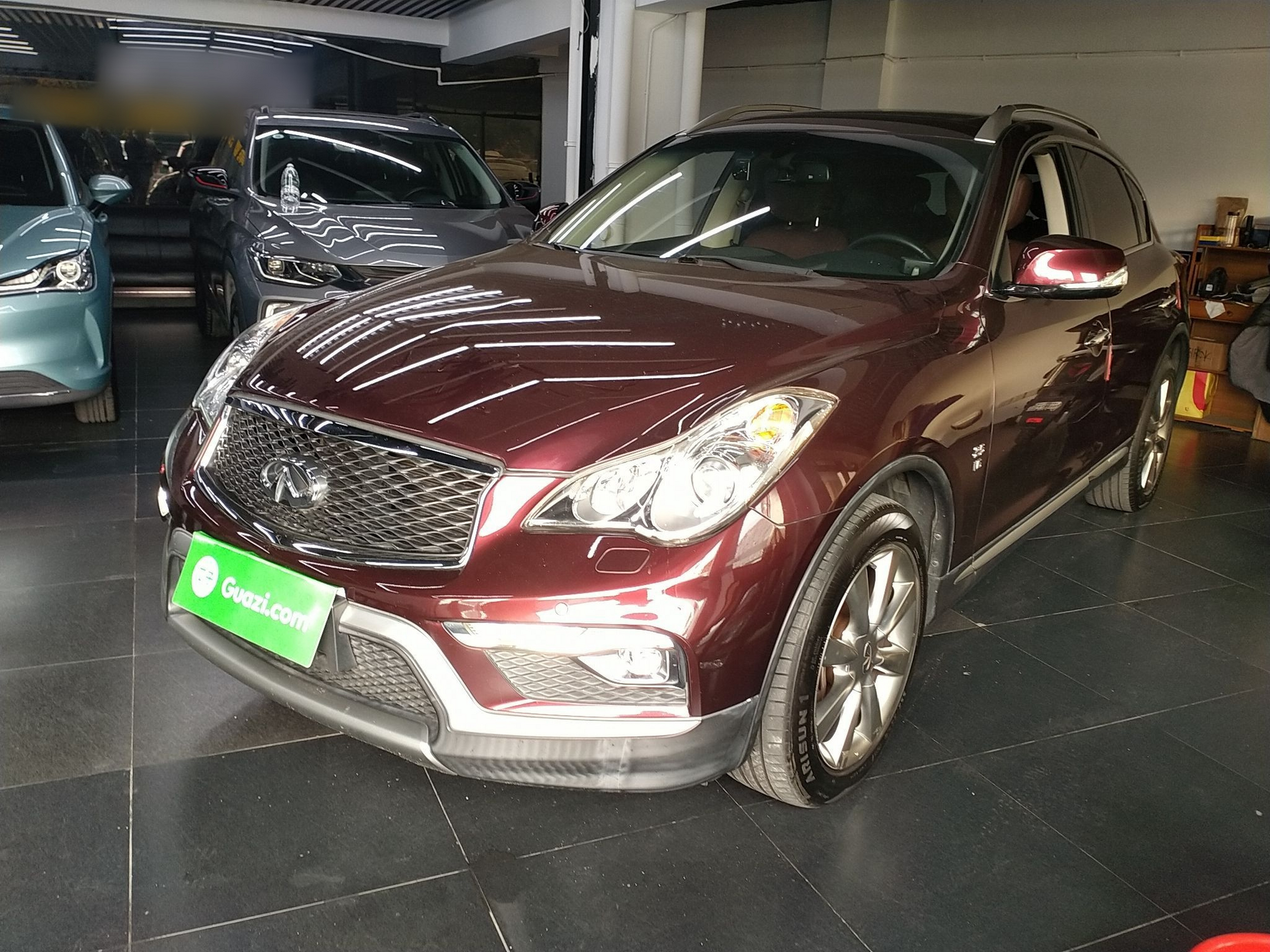 تحت مقدمة السيارة