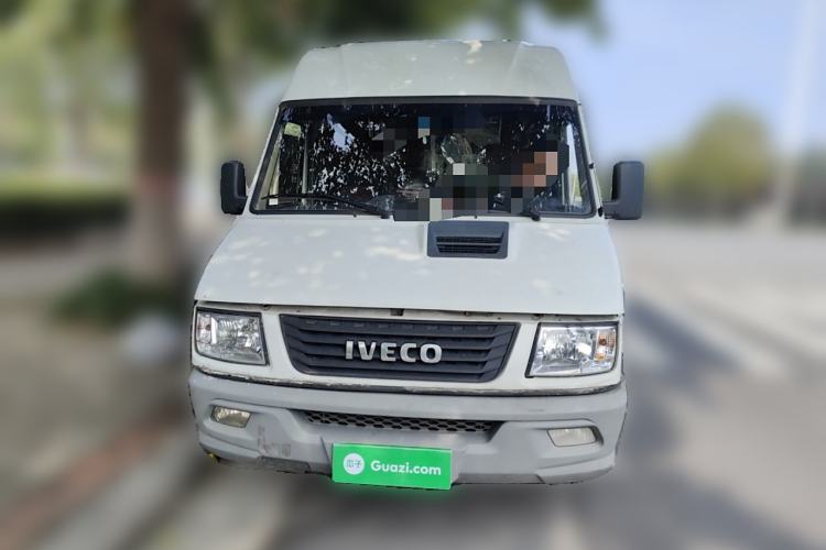 Used Iveco Daily 2021 2.5T A40 M1 Passenger Van 5-9 Seats Long Wheelbase Mid-Roof Design Dual Tires Manual Doors
