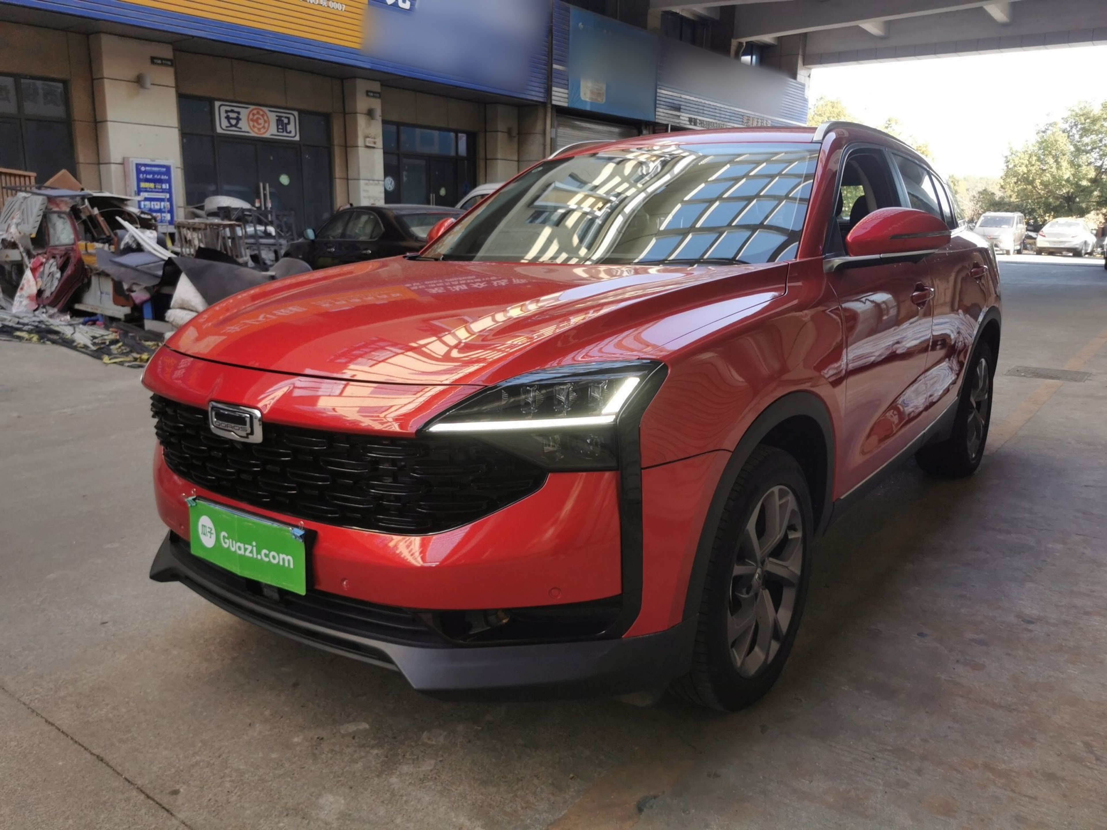 تحت مقدمة السيارة