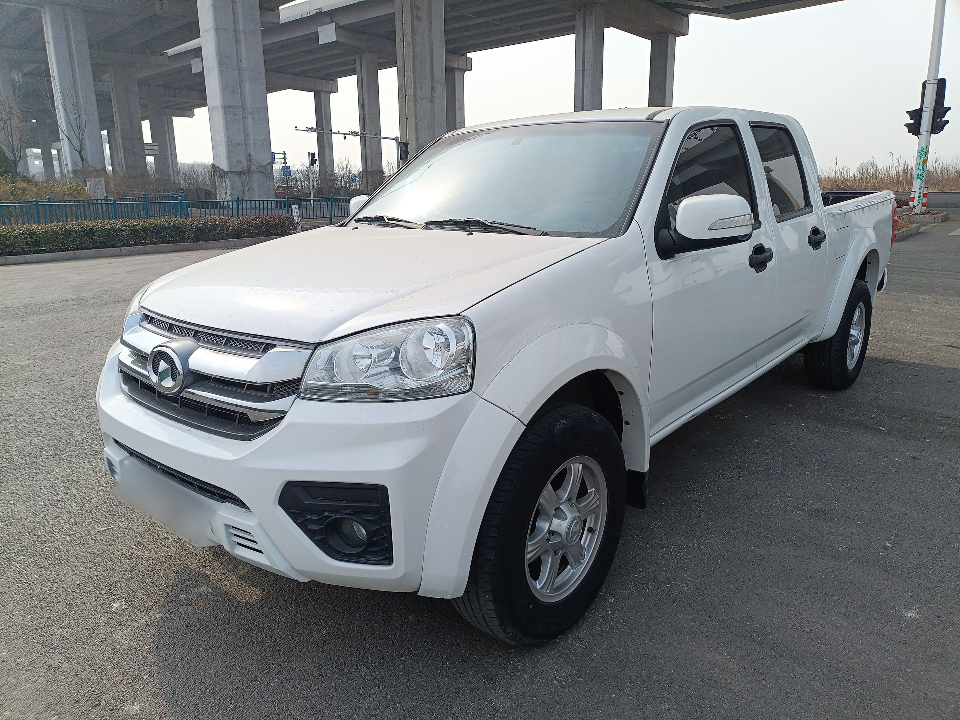 Под передней частью автомобиля