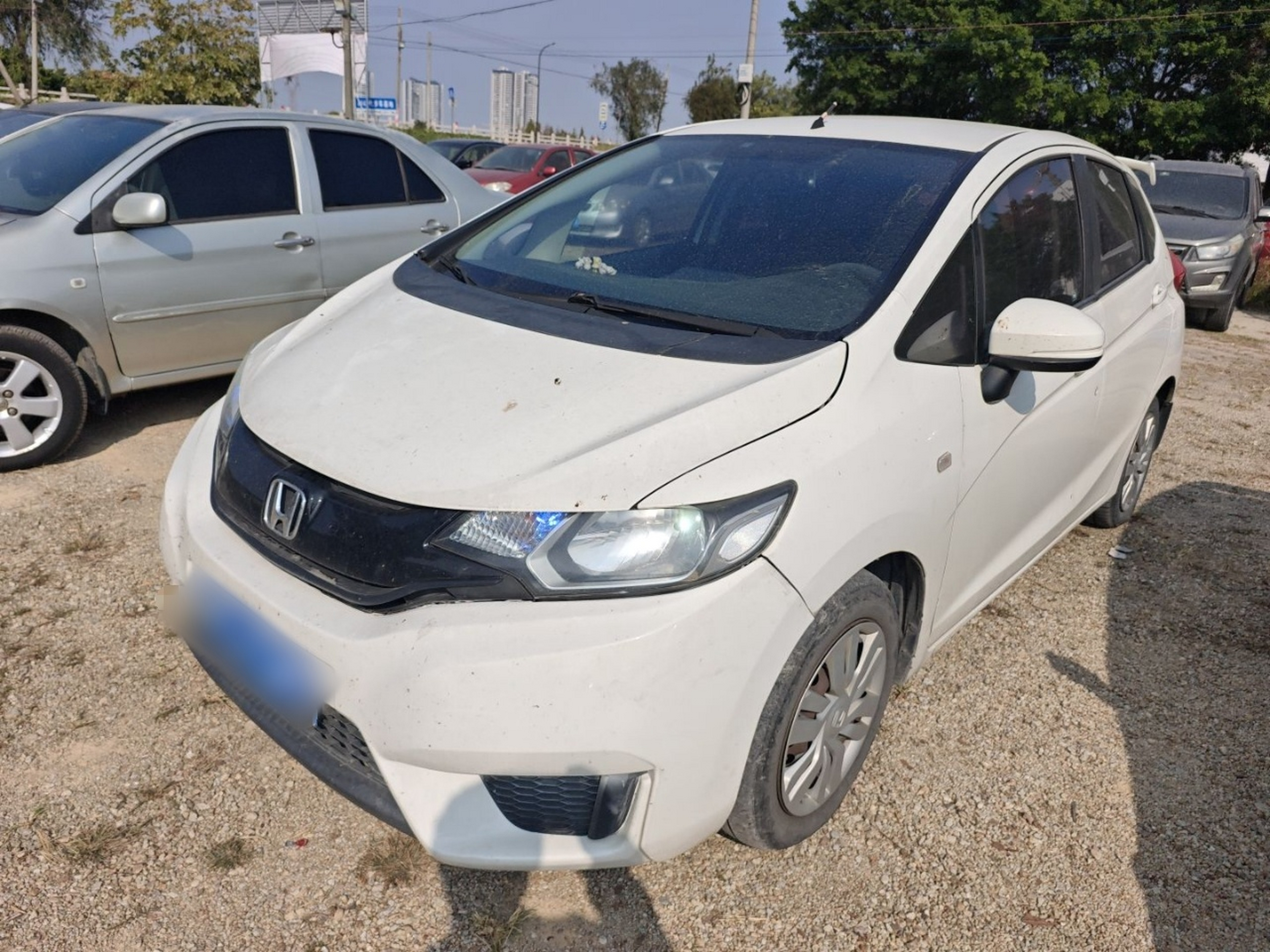 تحت مقدمة السيارة