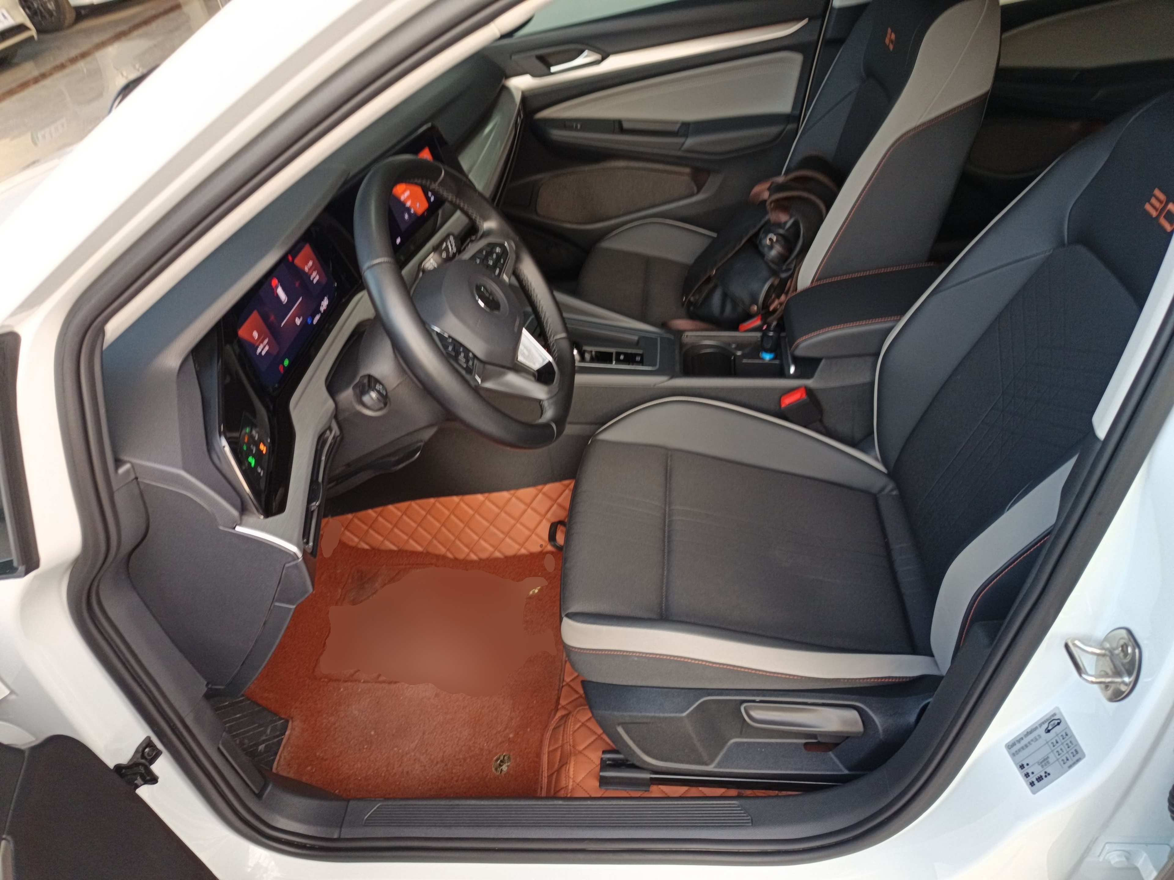 المقاعد الأمامية داخل السيارة