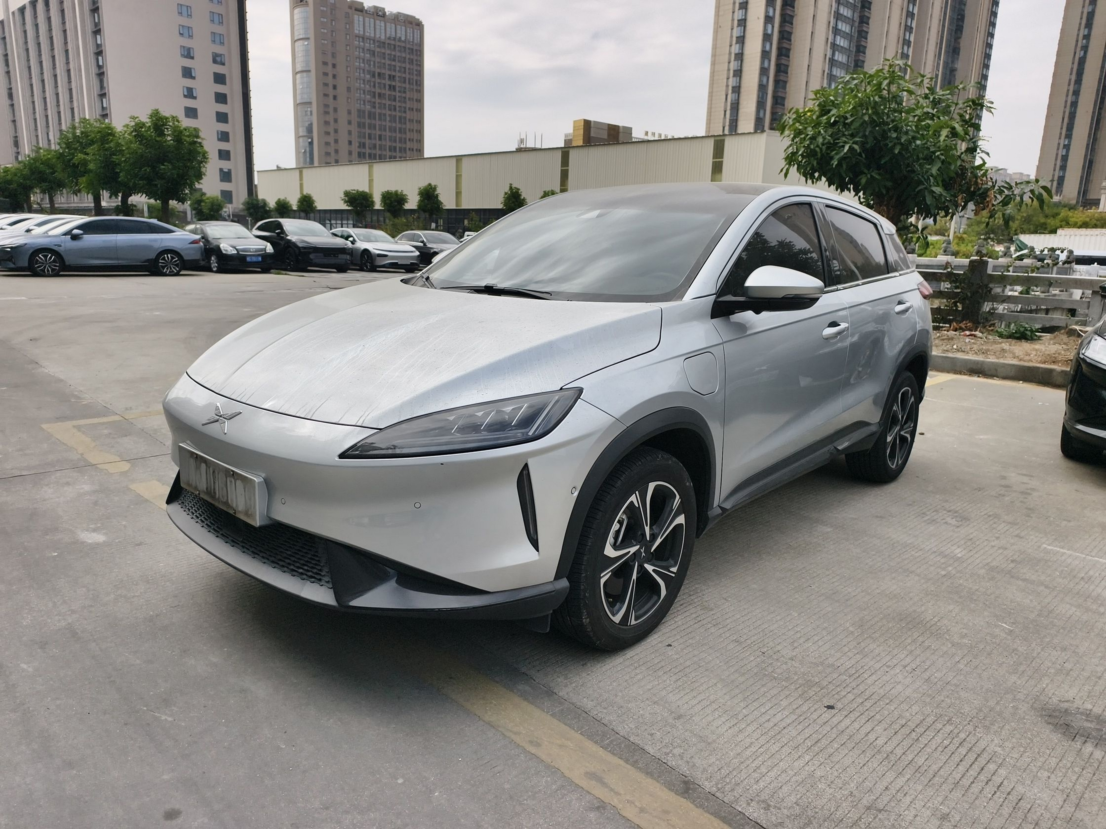 Под передней частью автомобиля