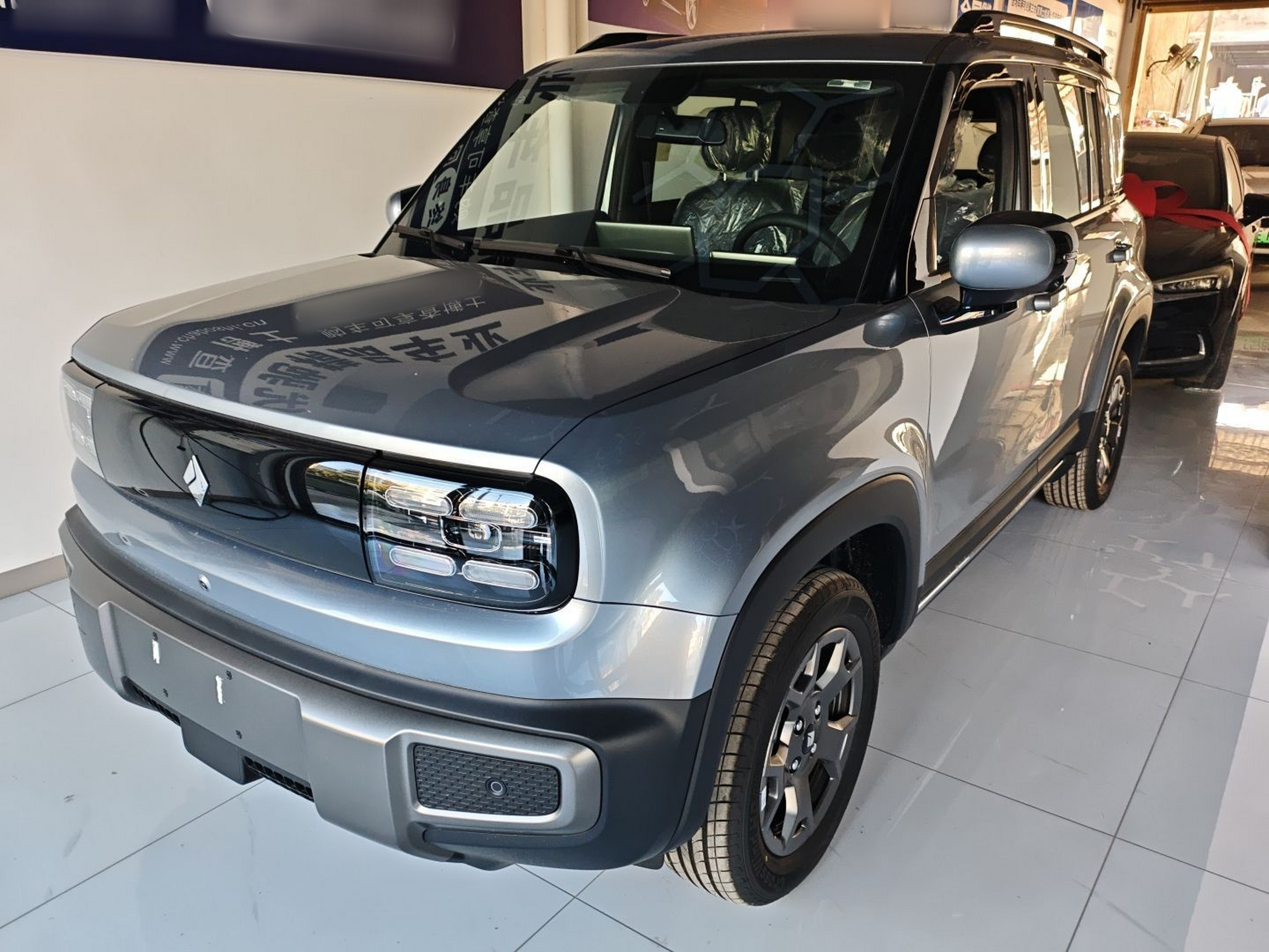 تحت مقدمة السيارة