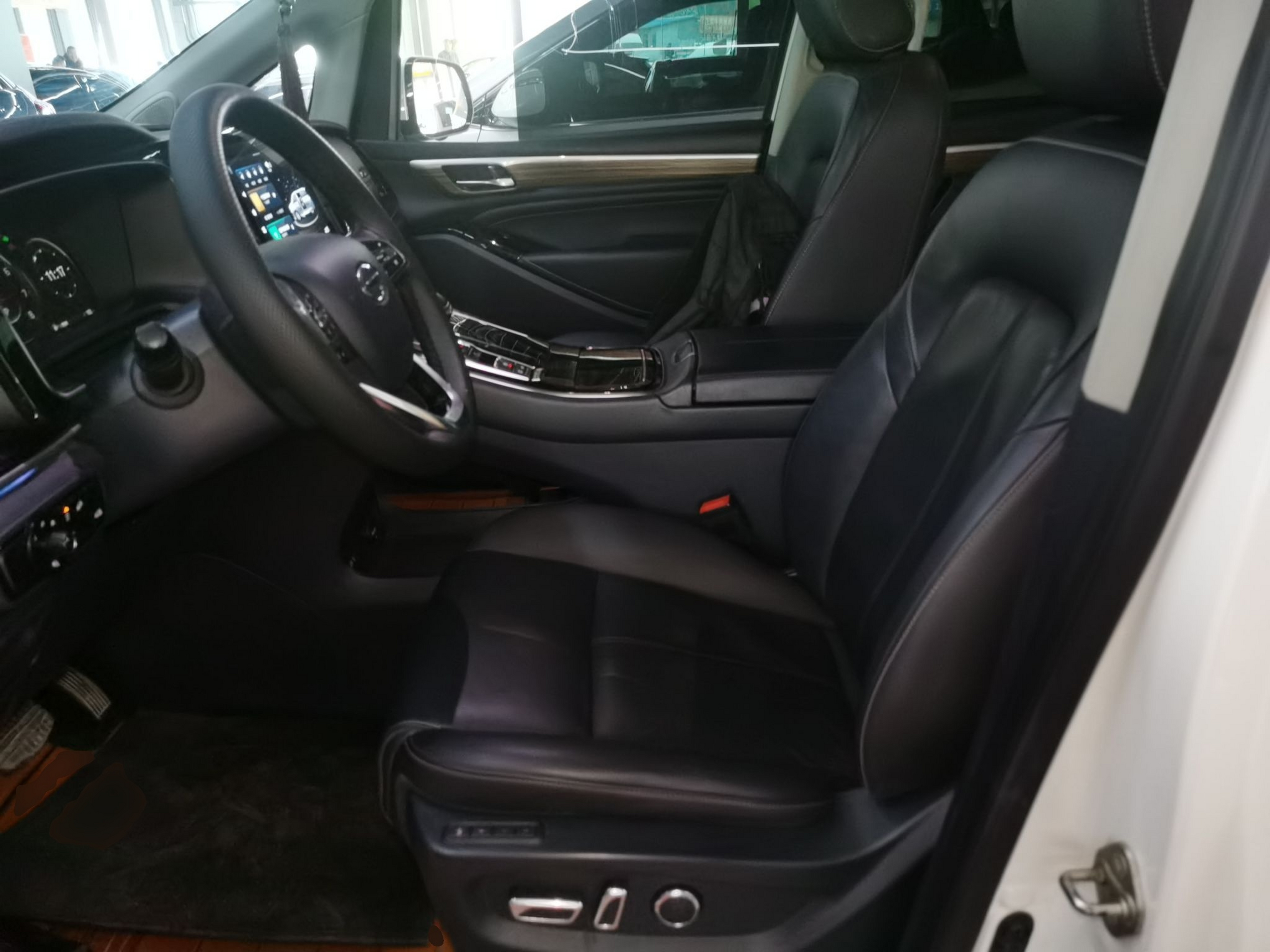 Переднее сиденье в автомобиле