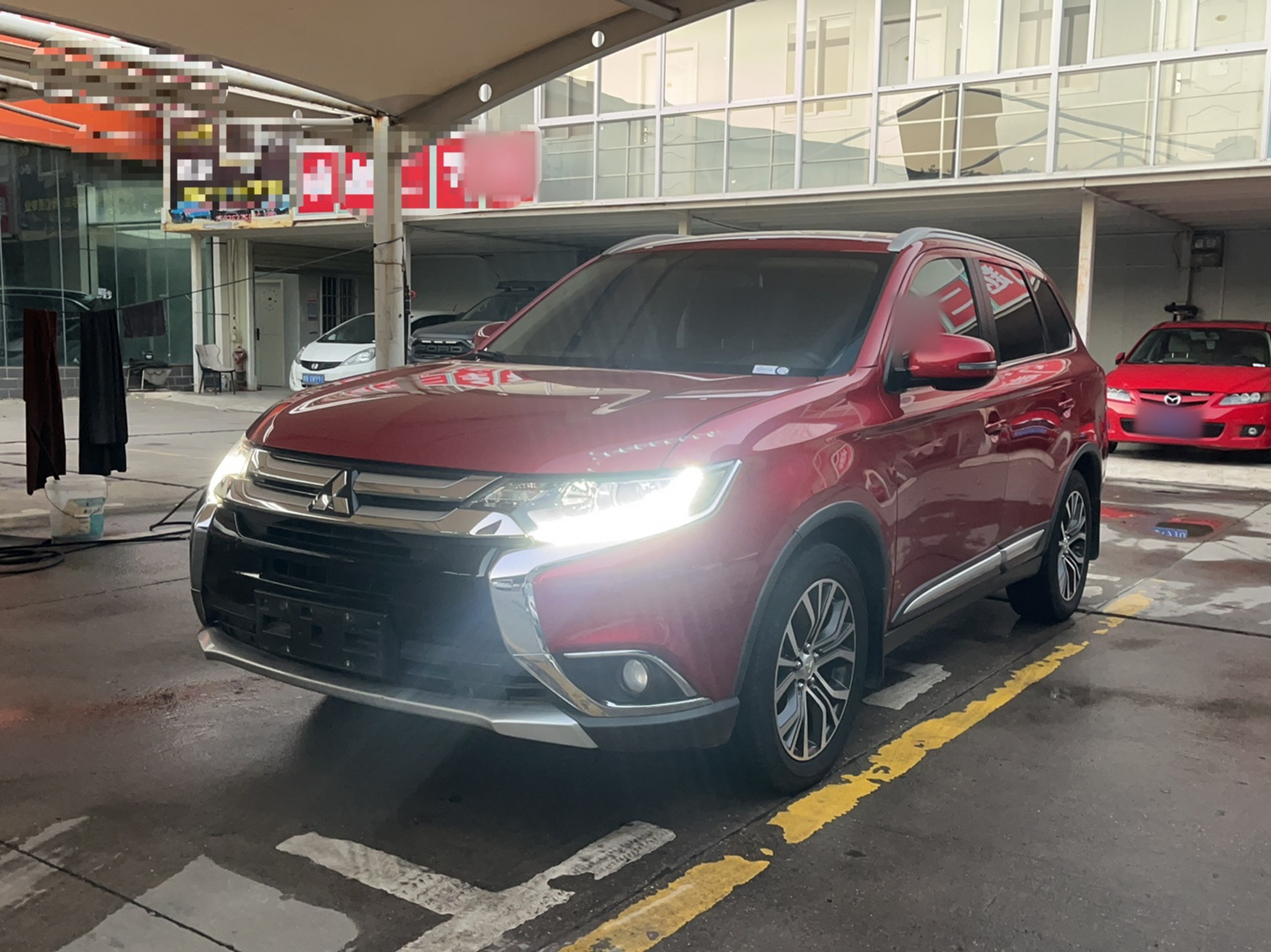 تحت مقدمة السيارة