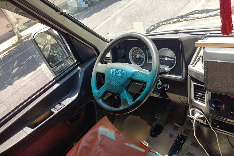 Used Iveco Daily 2017 2.5T A35 Low-Roof 5-7 Seater Passenger Van 47Z5
