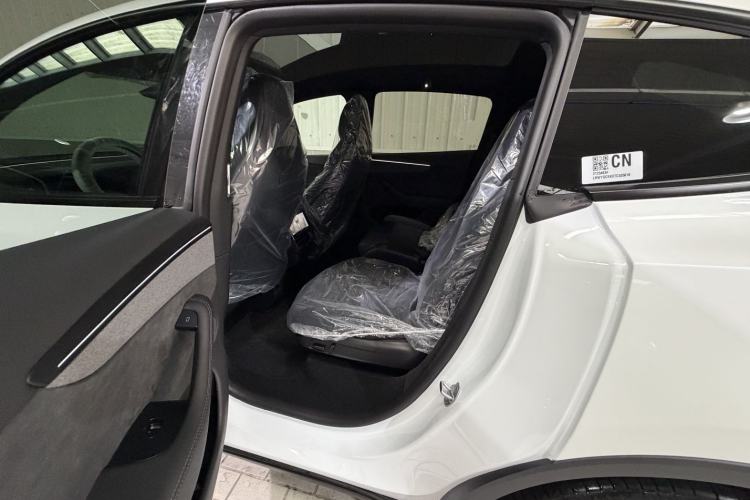 Used Tesla Model Y L 2025 Long-Range All-Wheel-Drive Version
