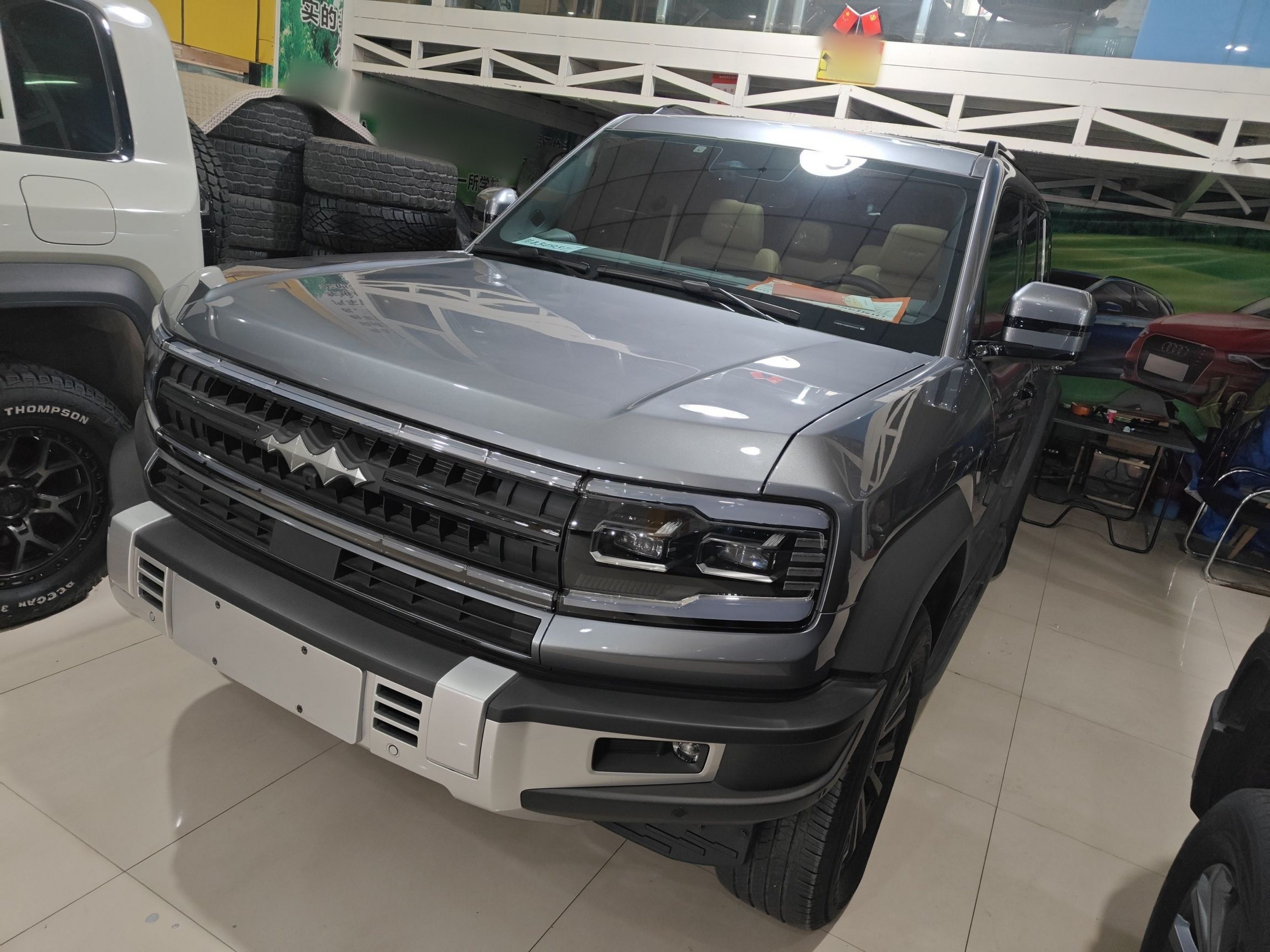 تحت مقدمة السيارة