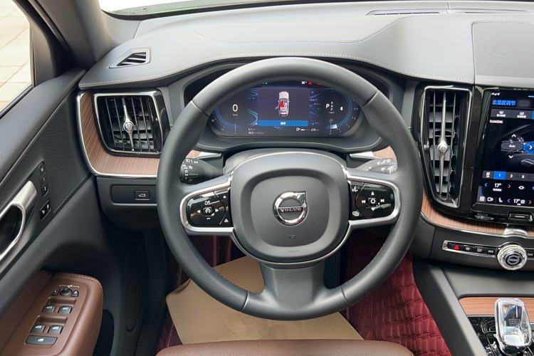 Used Volvo XC60 2023 B5 4x4 Smart Luxury Edition
