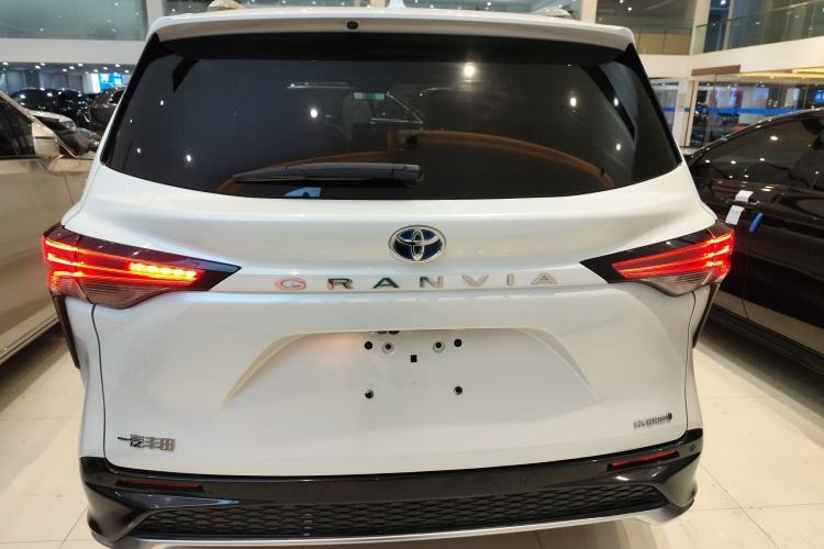 Used Toyota Granvia 2023 2.5L Hybrid Flagship VIP Edition