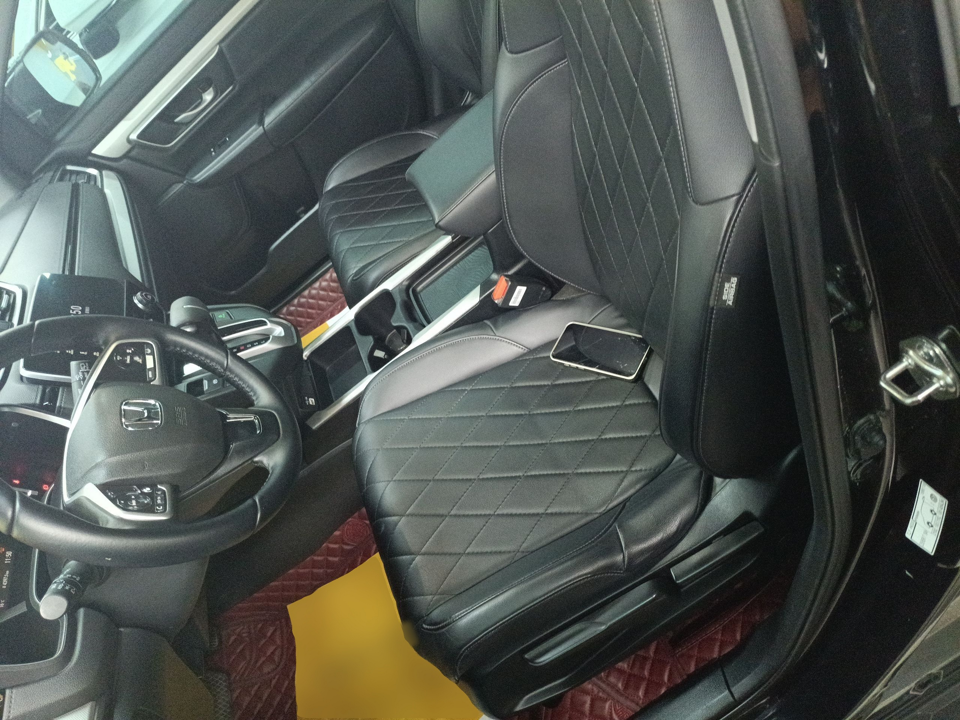 المقاعد الأمامية داخل السيارة