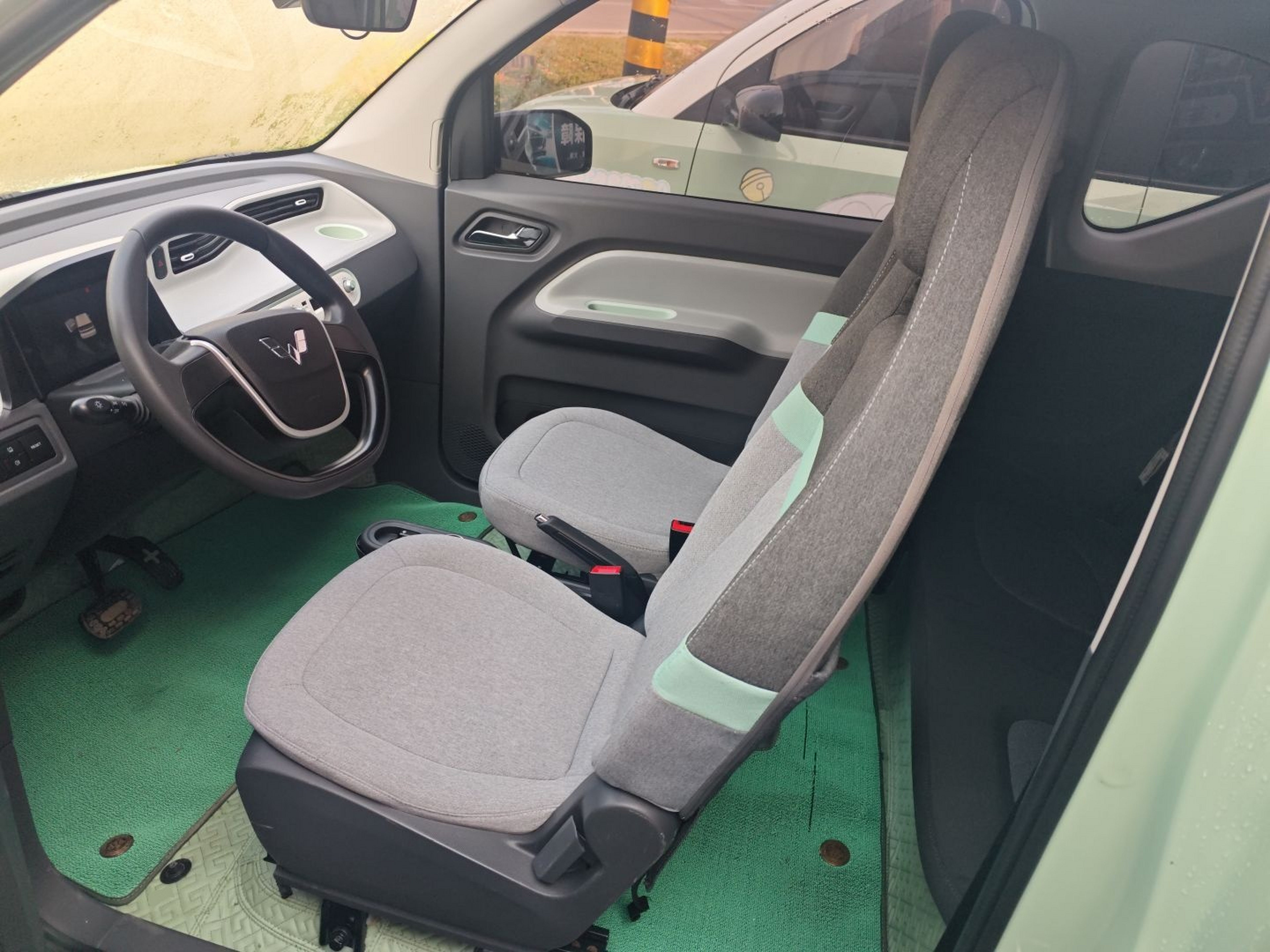 Переднее сиденье в автомобиле