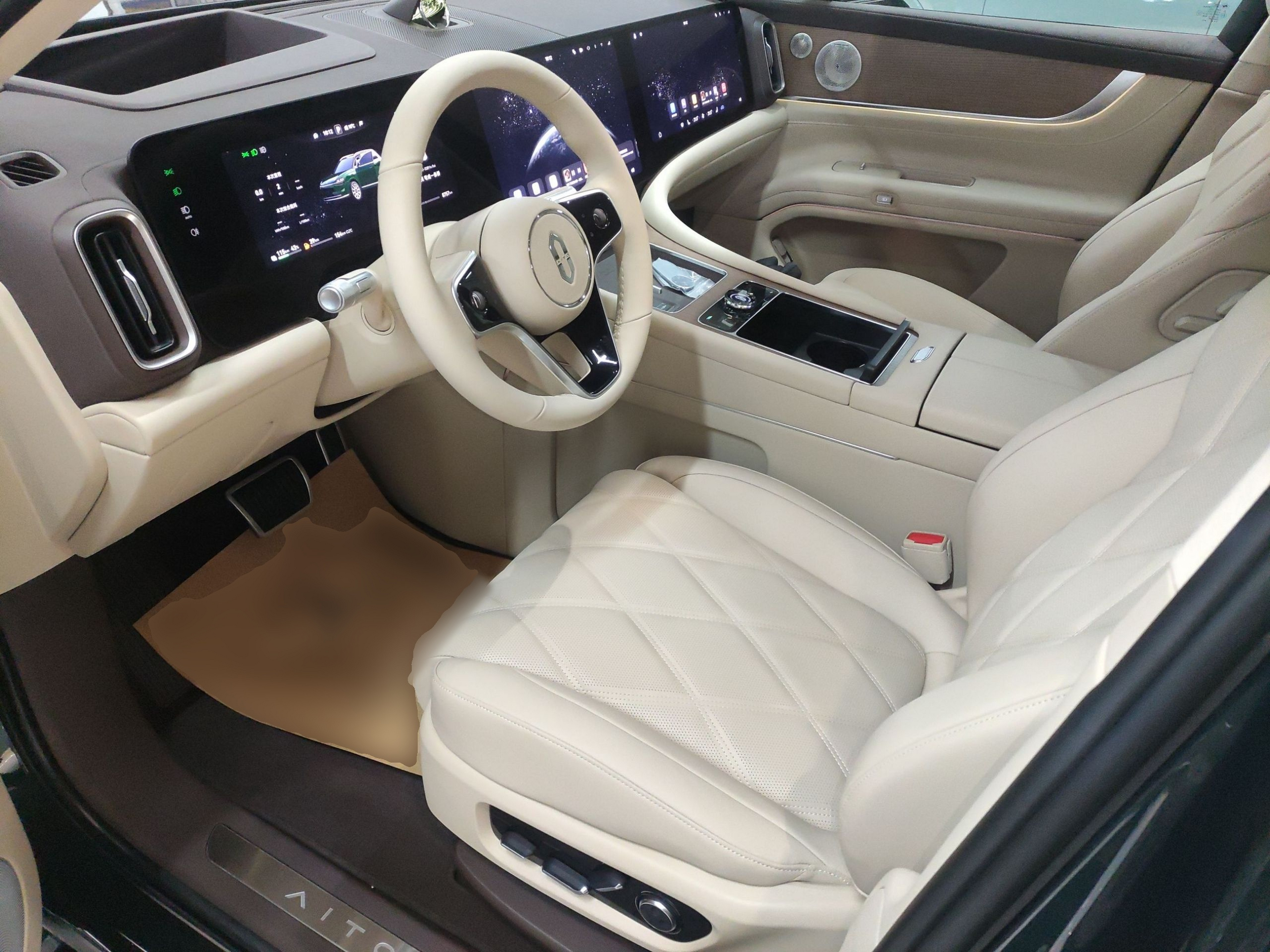 المقاعد الأمامية داخل السيارة