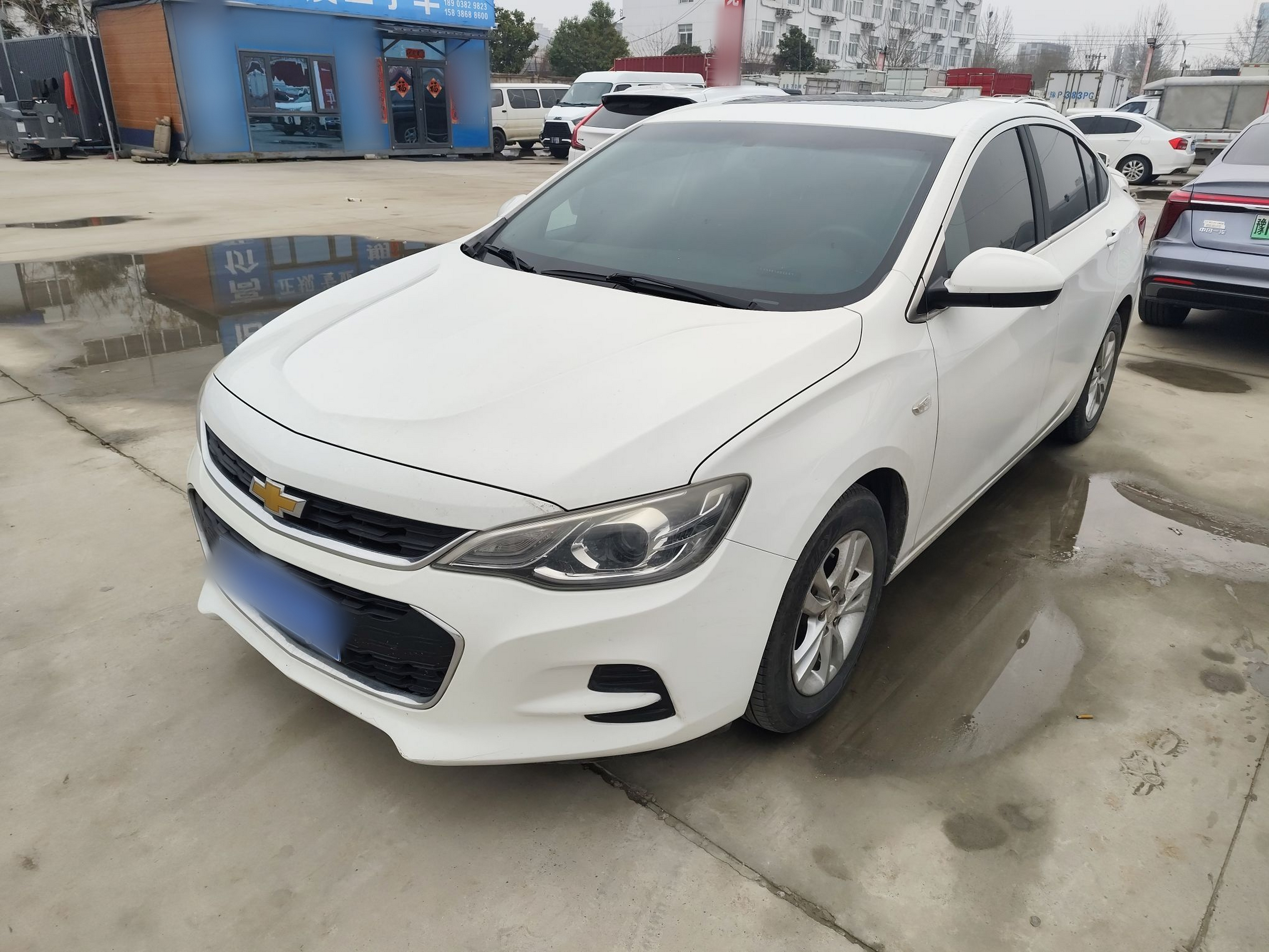 Под передней частью автомобиля