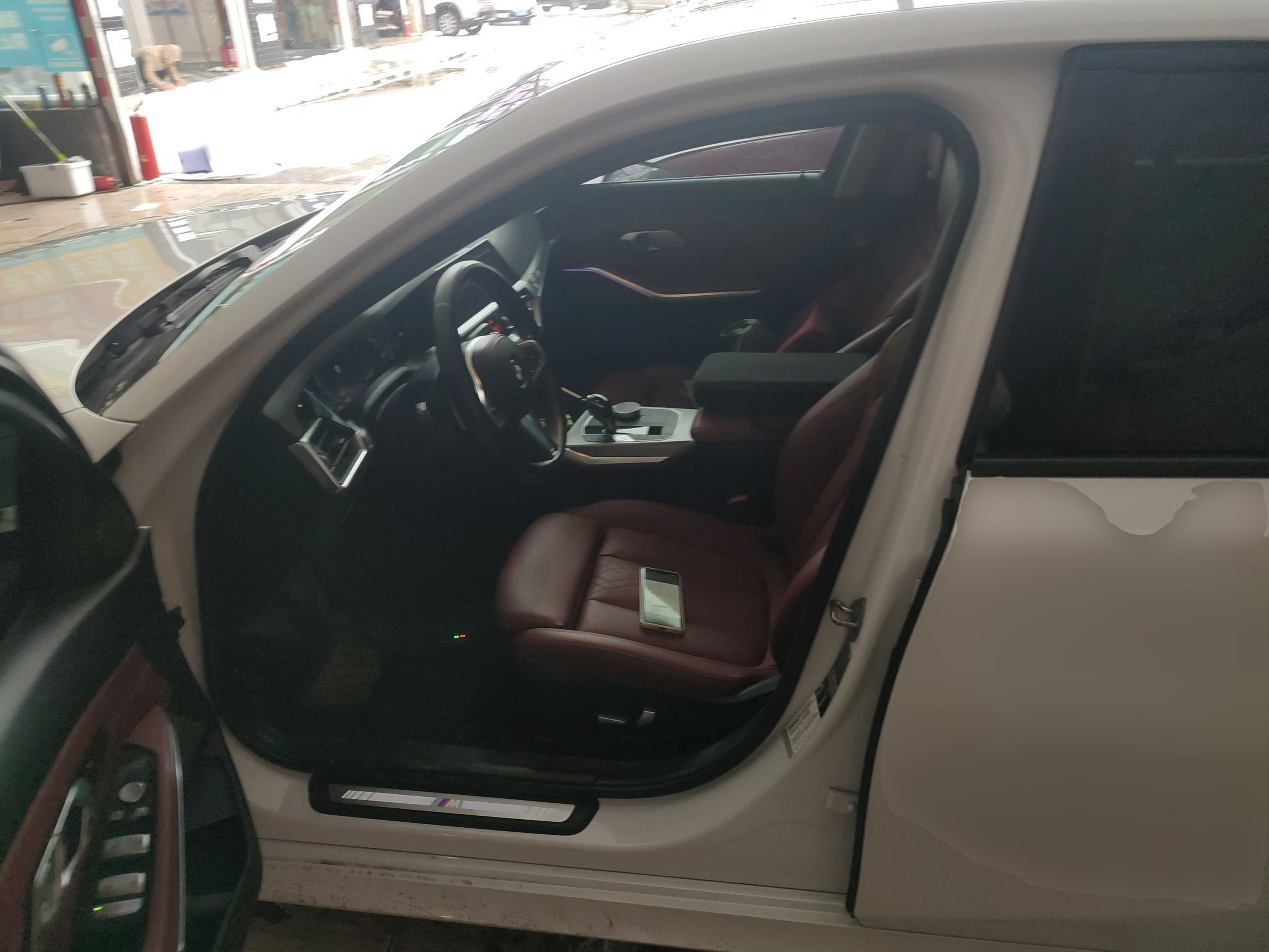 المقاعد الأمامية داخل السيارة