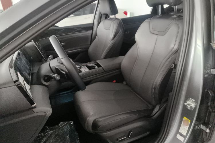 Used BYD Qin L 2025 DM-i Smart Drive 120KM Leading Model
