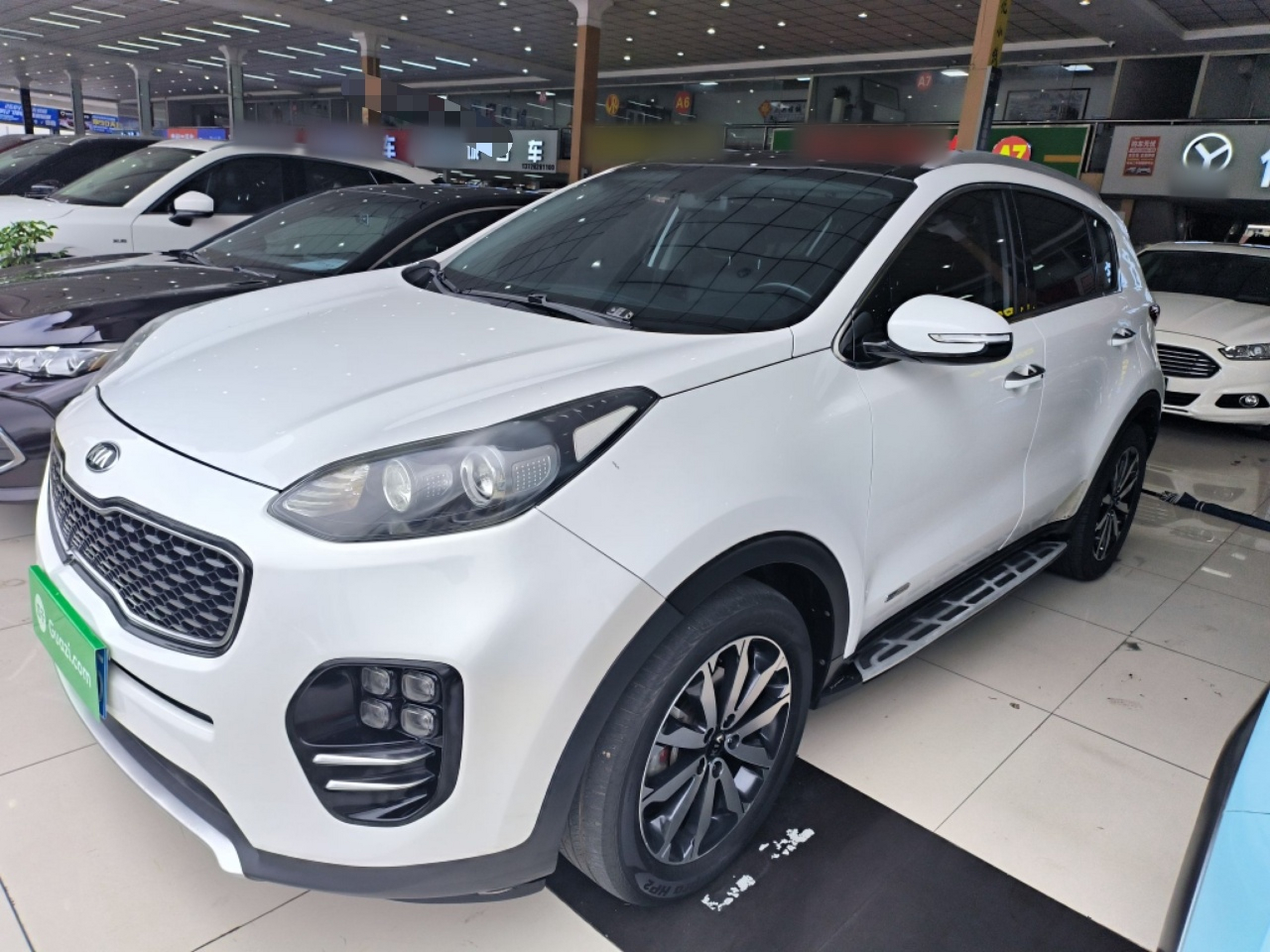 تحت مقدمة السيارة