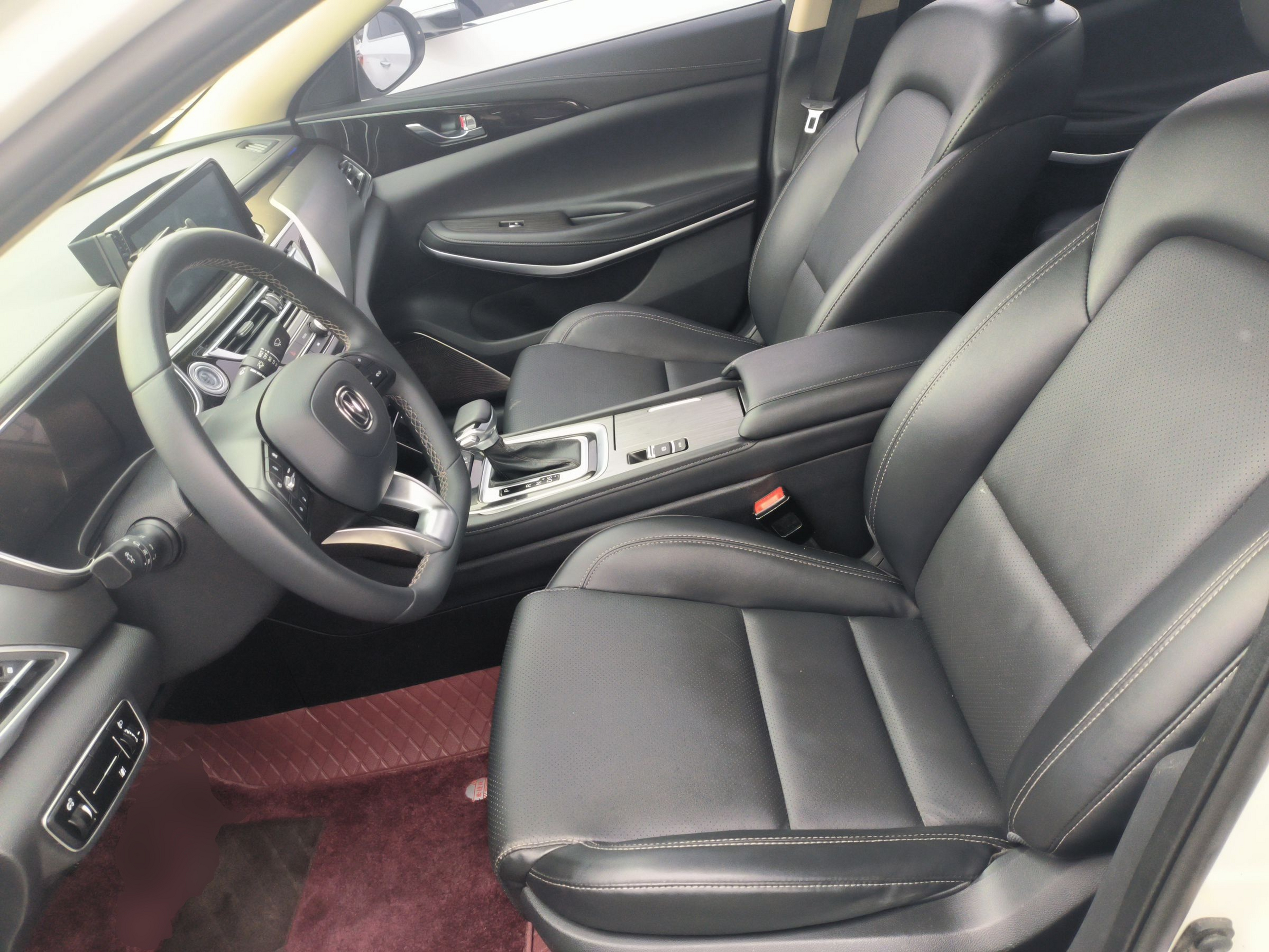 Переднее сиденье в автомобиле