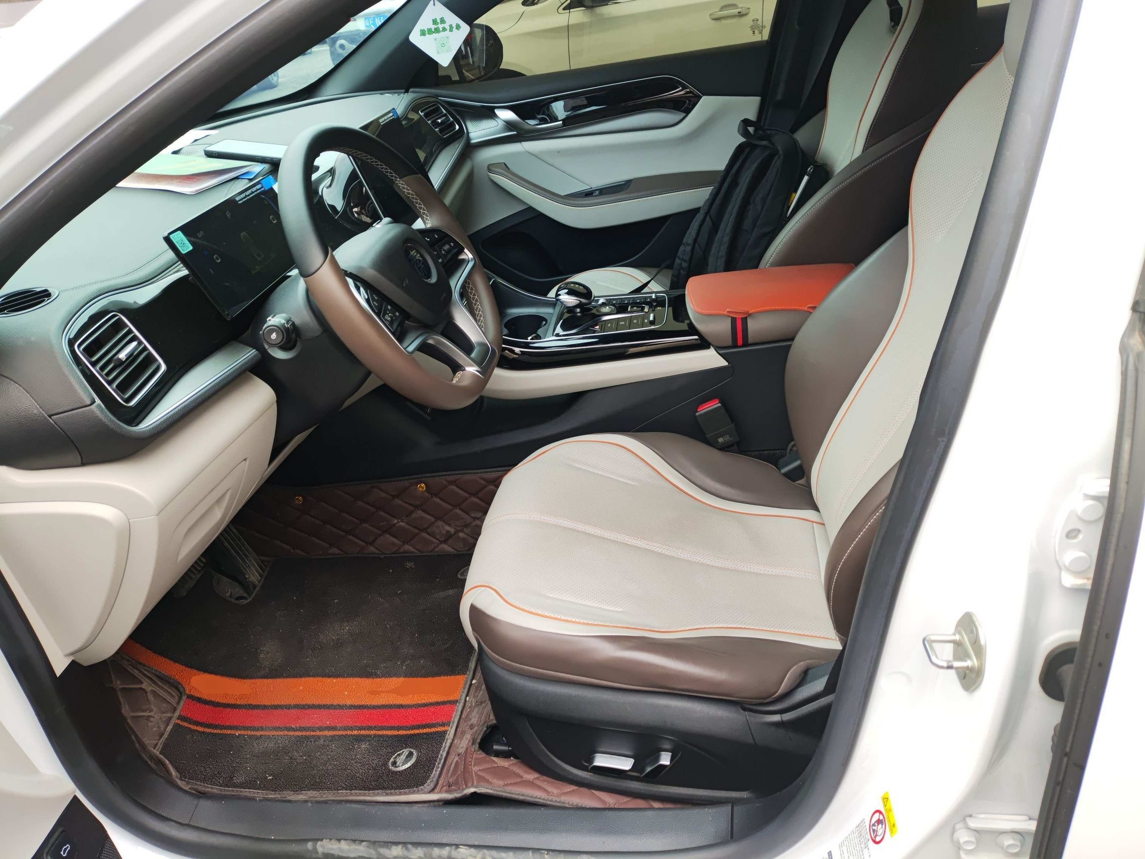 Переднее сиденье в автомобиле