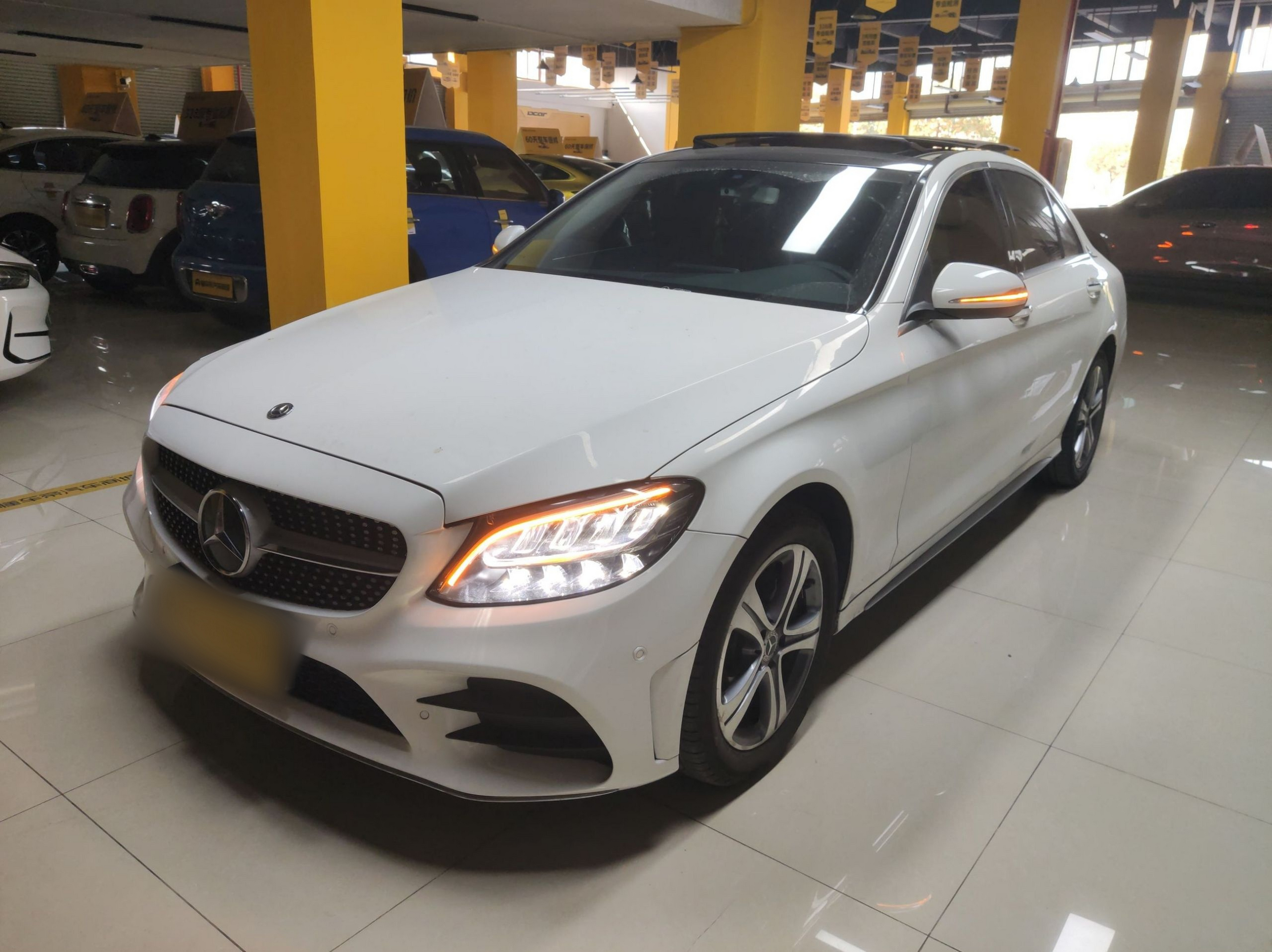 Под передней частью автомобиля