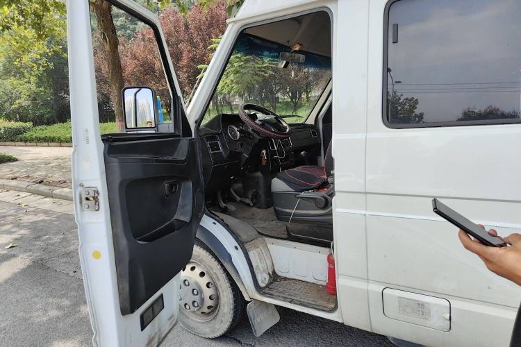 Used Iveco Daily 2021 2.5T A40 M1 Passenger Van 5-9 Seats Long Wheelbase Mid-Roof Design Dual Tires Manual Doors
