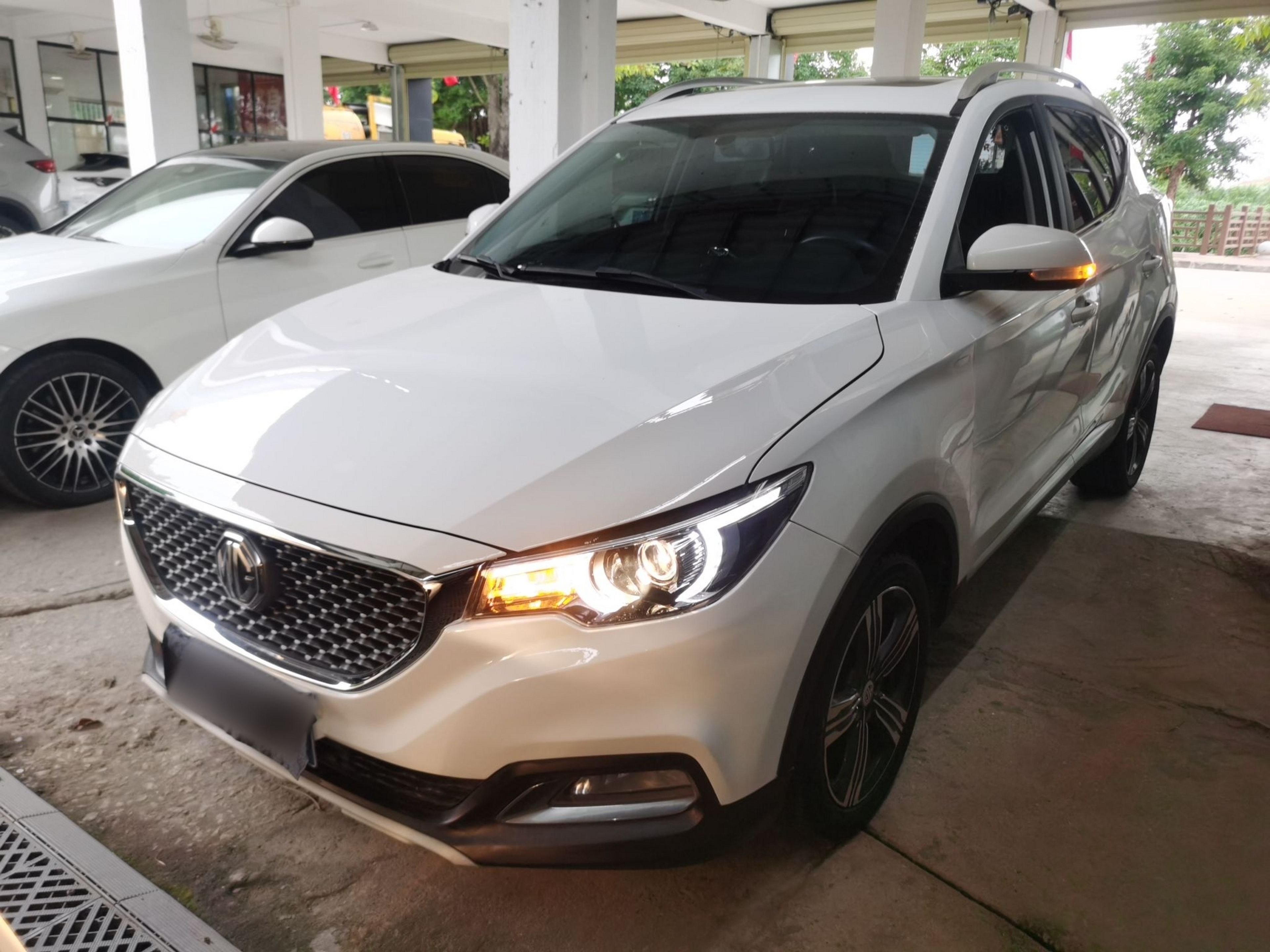 Под передней частью автомобиля