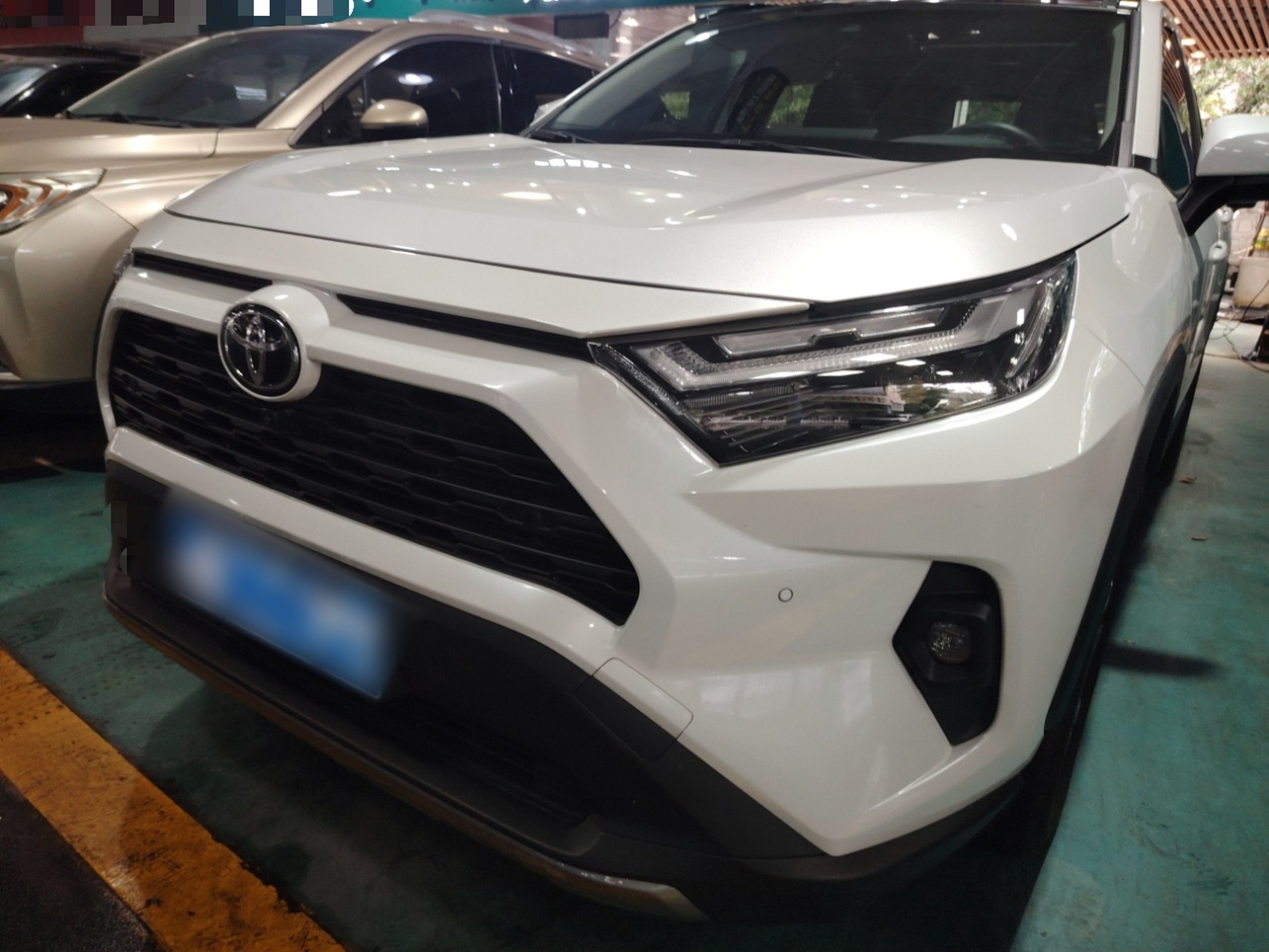 تحت مقدمة السيارة