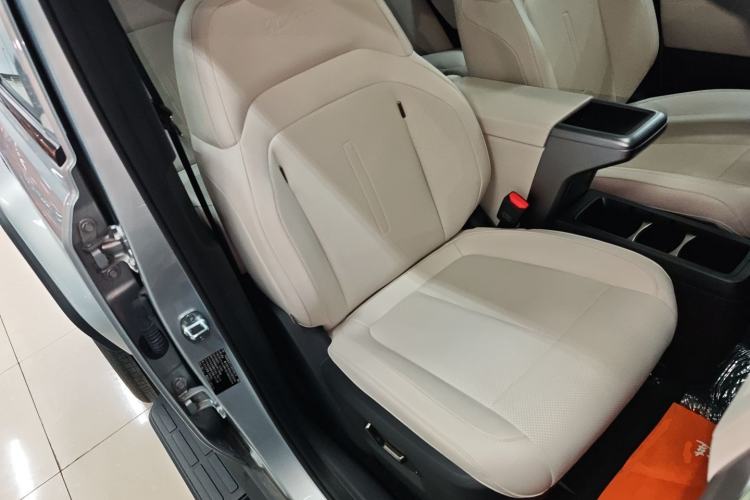 Used  V23 2025 401 Two-Wheel Drive Advanced Edition
