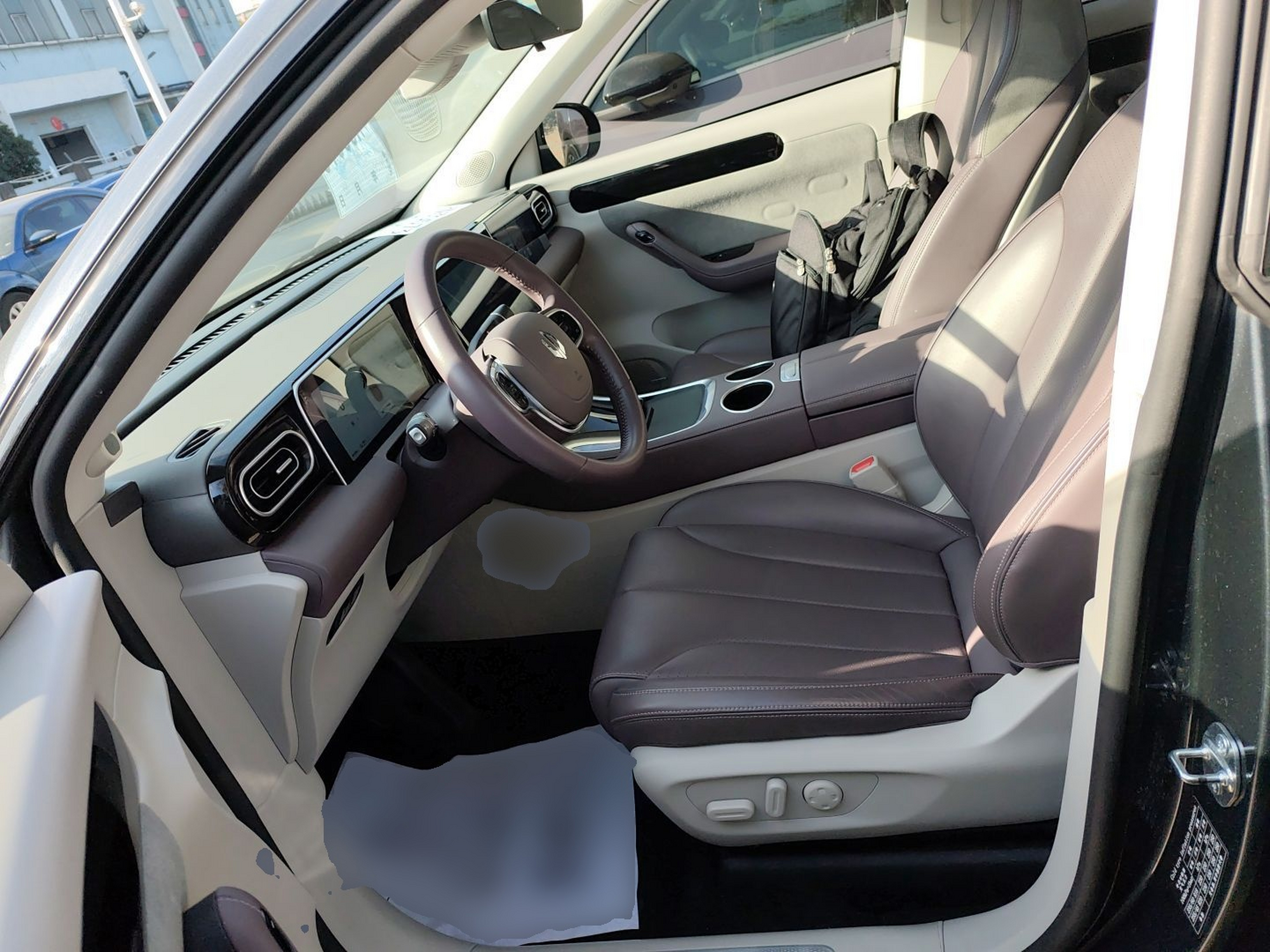 المقاعد الأمامية داخل السيارة